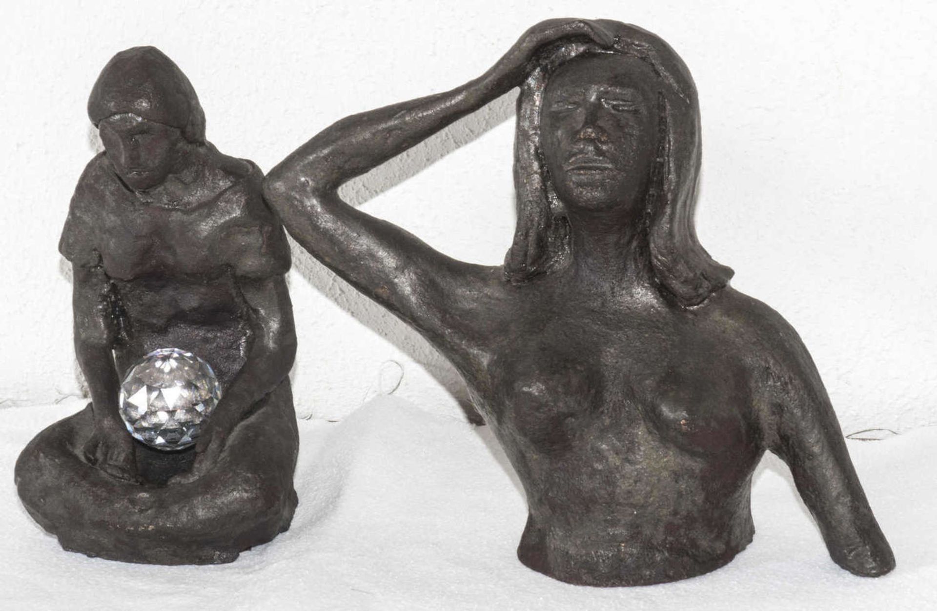 Zwei Keramik - Figuren, Künstlerarbeit, 1 x Frauenbüste und 1 x Meditierende. Höhe: ca. 15 cm.
