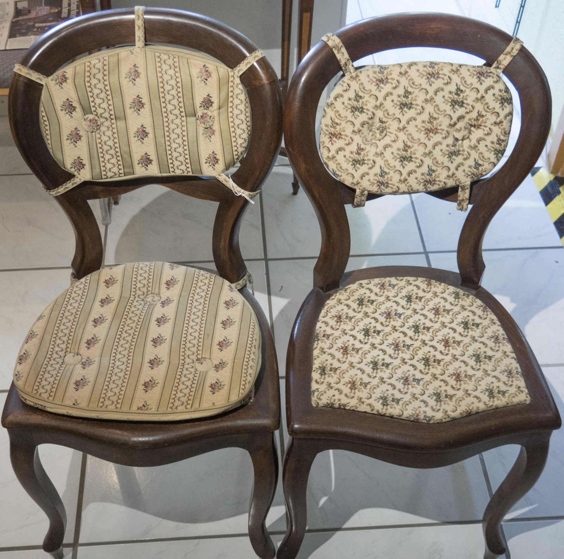 2 alte, gut erhaltene Stühle. Beide neu gepolstert.2 old, well-preserved chairs. Both