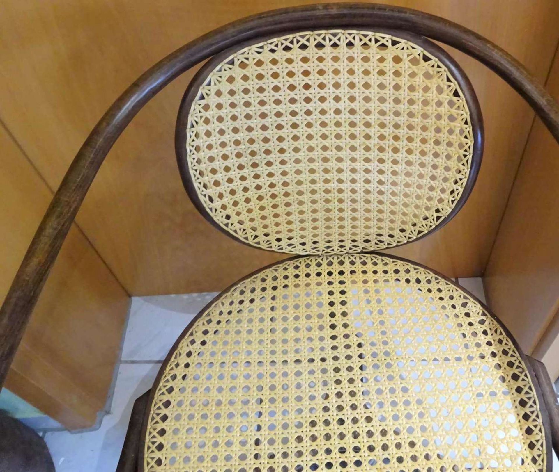 Ein Thonet ? Stuhl, Drehstuhl, neues Geflecht. Sehr guter Zustand. Höhe ca. 77 cm, Breite ca. 57 - Image 2 of 3
