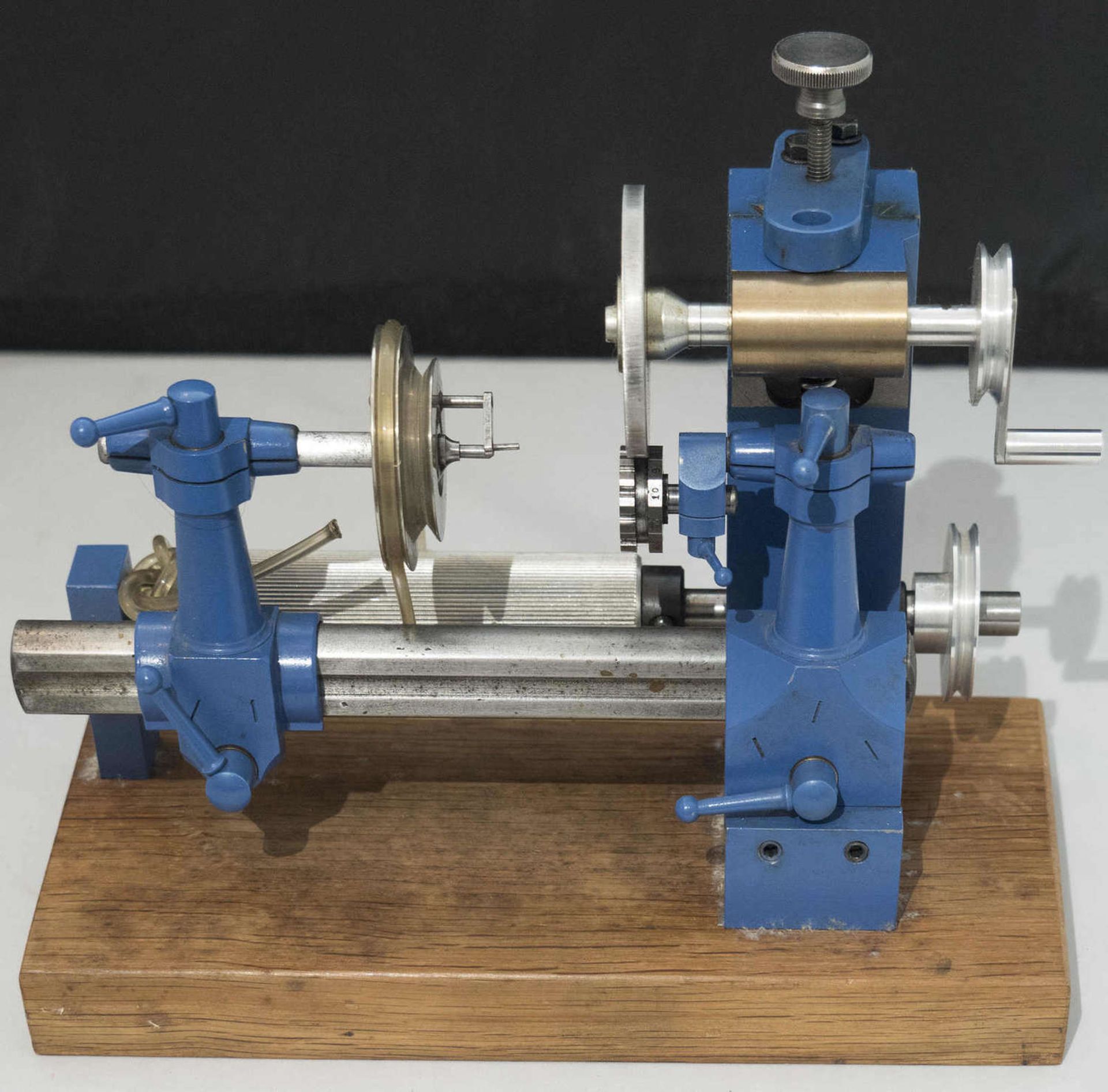 Altes Uhrmacherwerkzeug, Drehmaschine, Drehbank. Sehr guter, neuwertiger Zustand.Old watchmaker