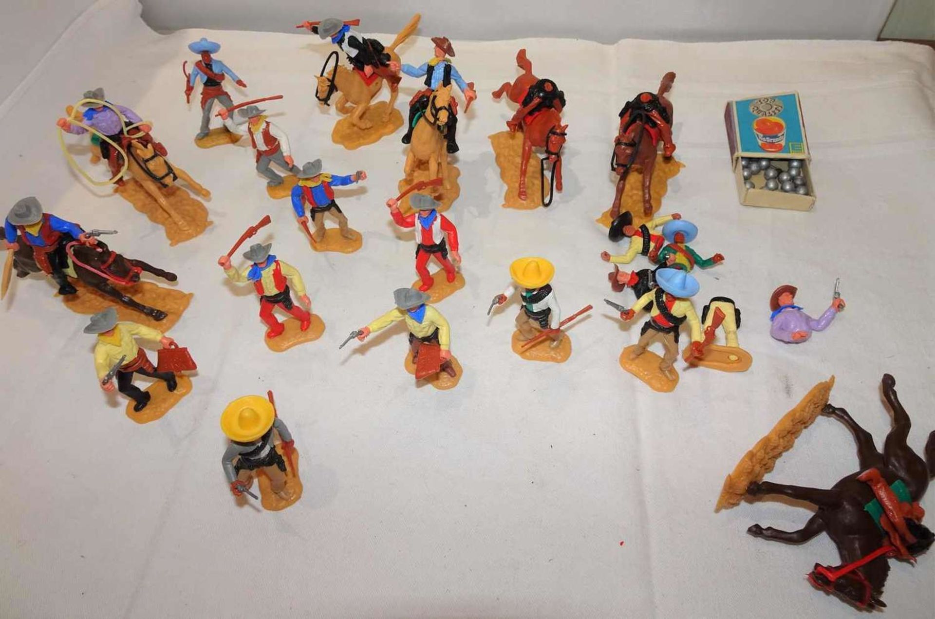 Lot Cowboys & Mexikaner , meist gemarkt mit Timpo Toys. 70er Jahre. 4Figuren abgebrochen.Lot of