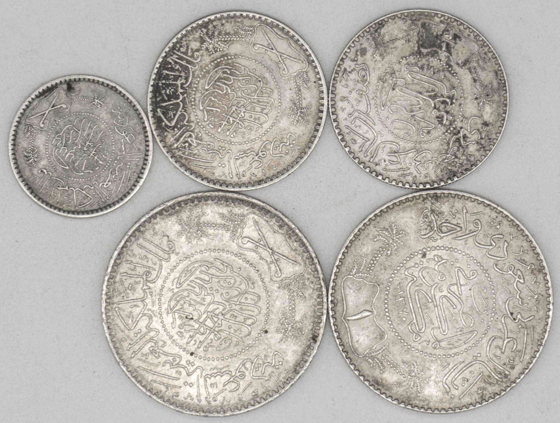 Saudi Arabien 1931/54, Lot Silbermünzen, bestehend aus 2 x 1 Rial AH 1350/54, 2 x 1/2 Rial AH 1354/ - Bild 2 aus 2