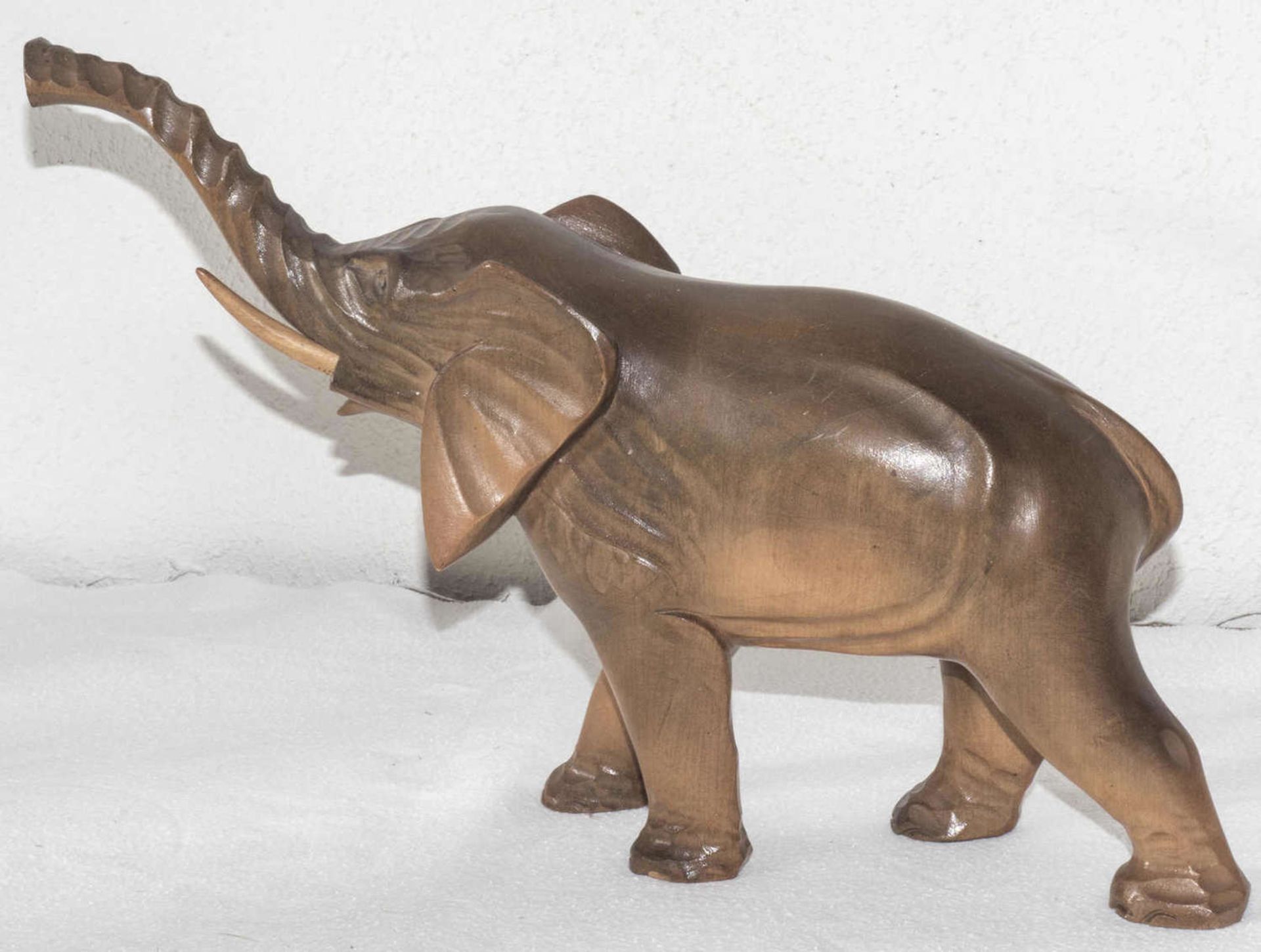 Holz - Elefant, Höhe: ca. 17 cm, Länge: ca. 25 cm.