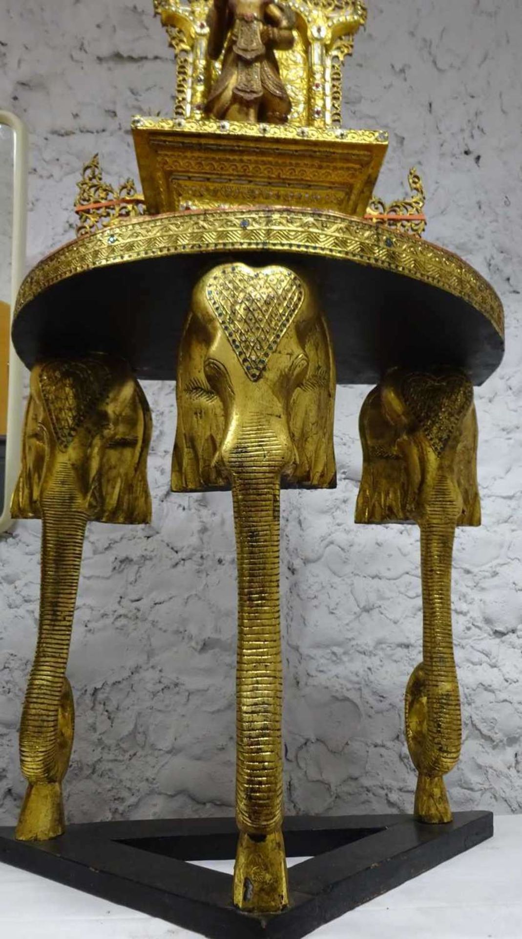1 reich verzierter Altar, wohl Bali, bestehend aus: Standtisch , 3 beiniger Elefantensockel, - Bild 3 aus 5