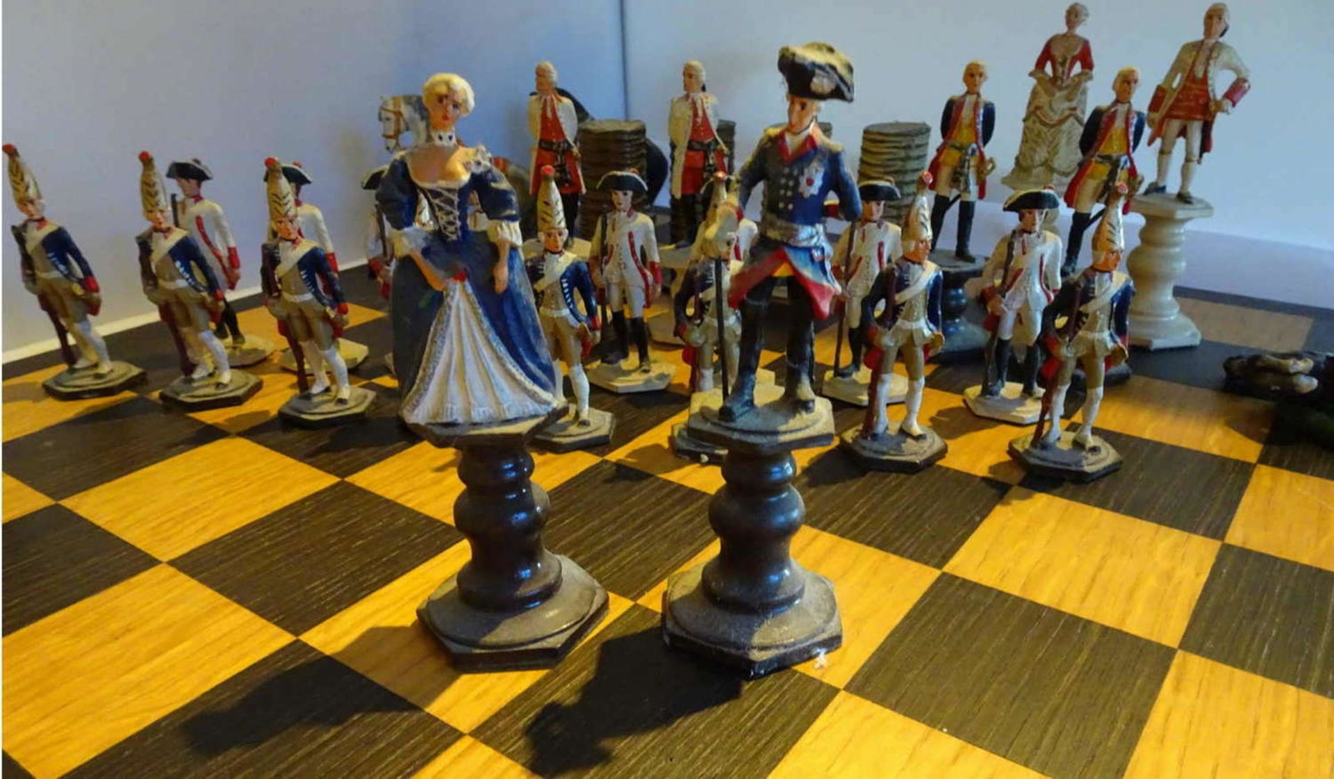 Büchner Schachspiel "Fredericus Rex Contra Maria Theresa" dabei 32 vollplastische handbemalte - Image 3 of 3
