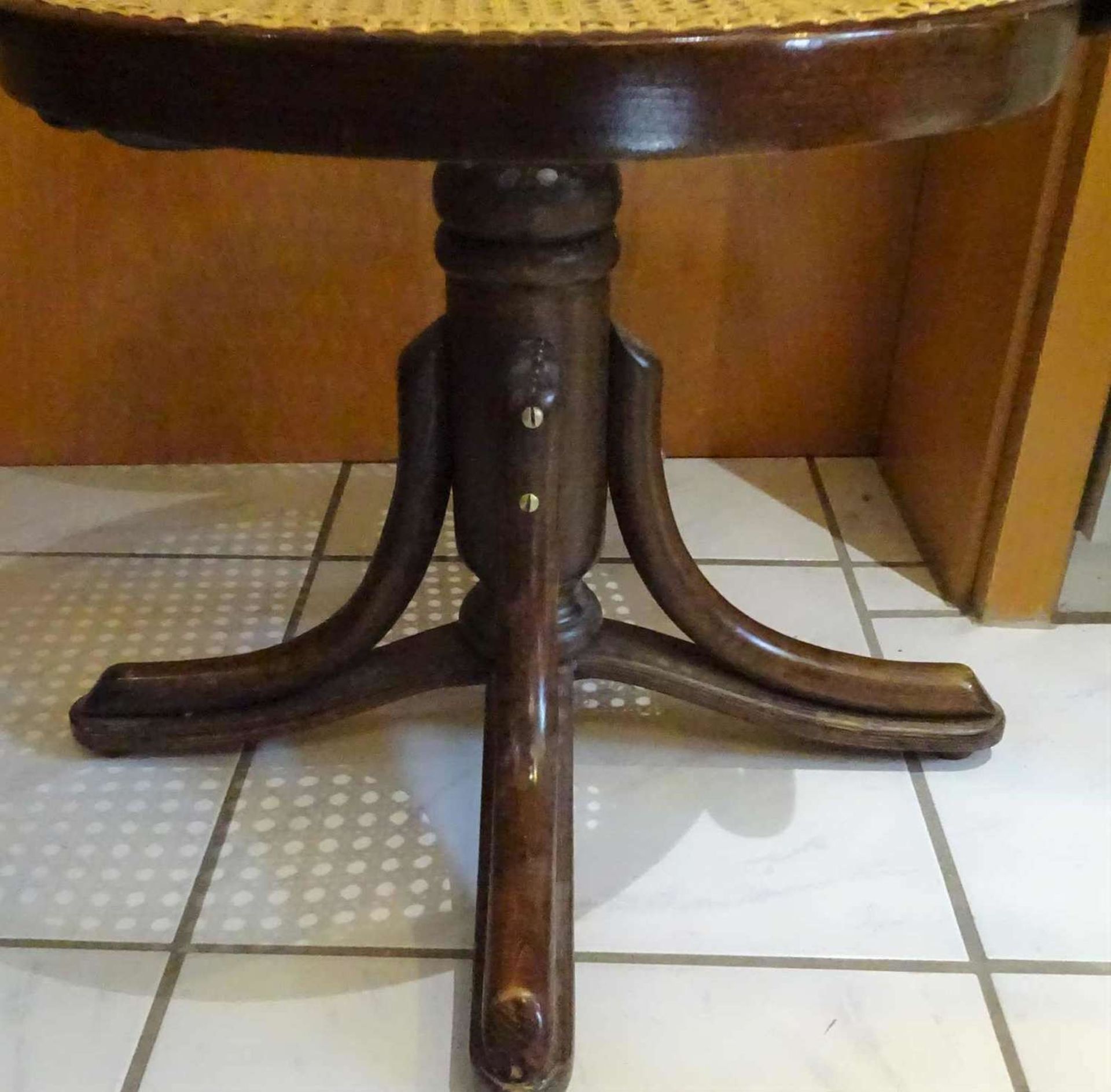 Ein Thonet ? Stuhl, Drehstuhl, neues Geflecht. Sehr guter Zustand. Höhe ca. 77 cm, Breite ca. 57 - Image 3 of 3