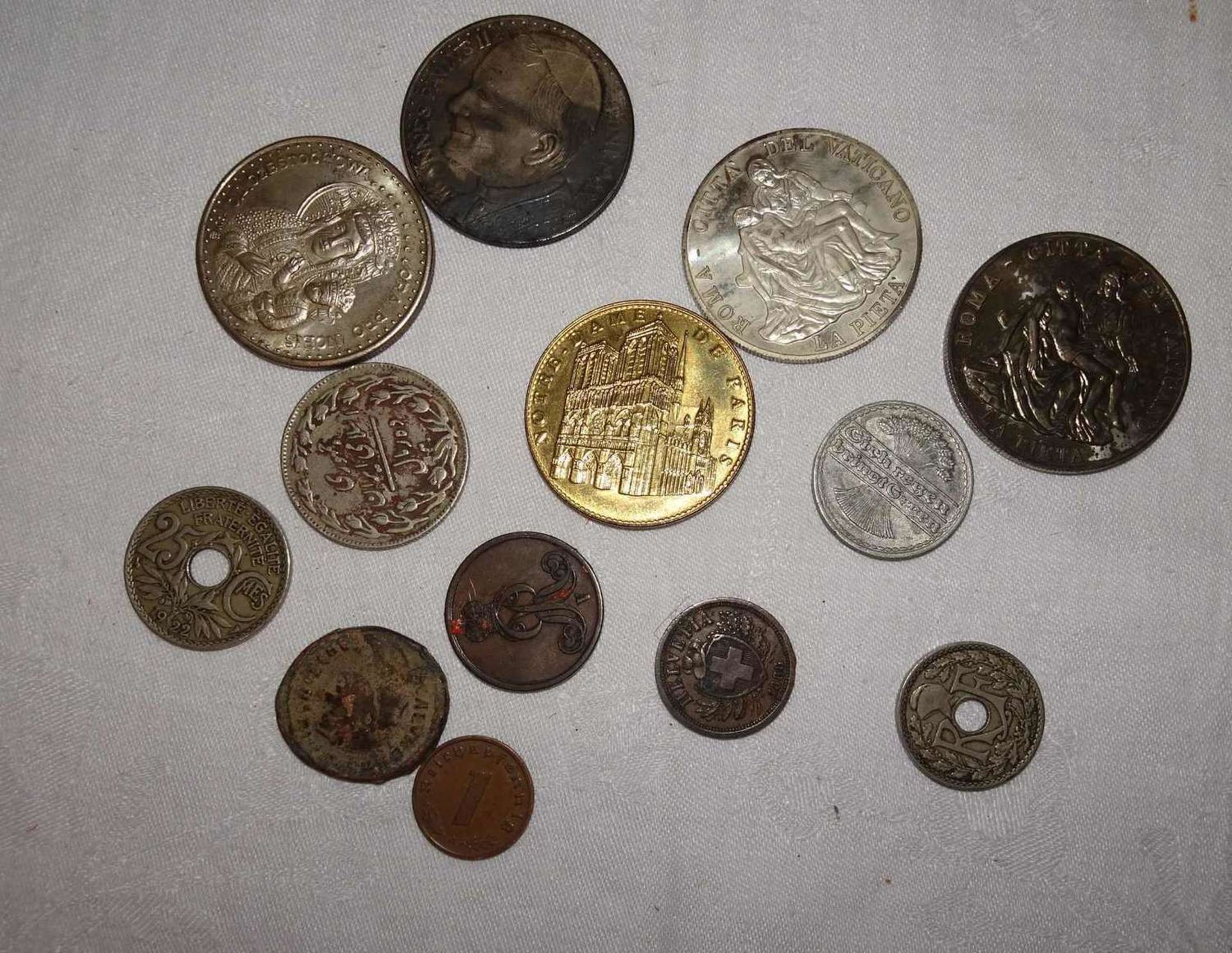 Lot Münzen und Medaillen, dabei 4 Papstmedaillen, 1 Notre Dame Paris, sowie 1 paar ältere Münzen,