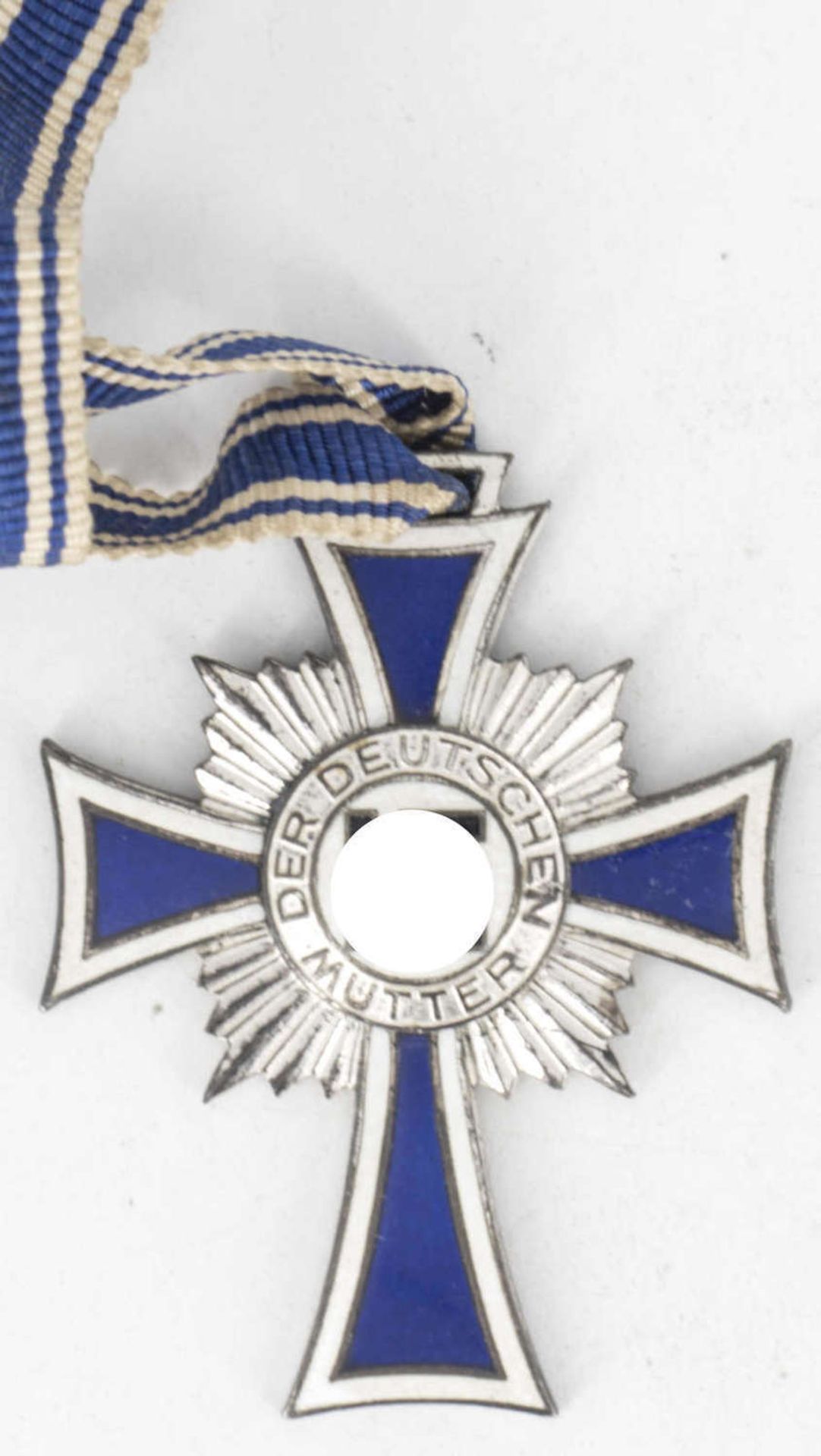 Deutsches Mutterkreuz in Silber am Band, rückseitig: 16. Dezember 1938. Email. Guter Zustand.