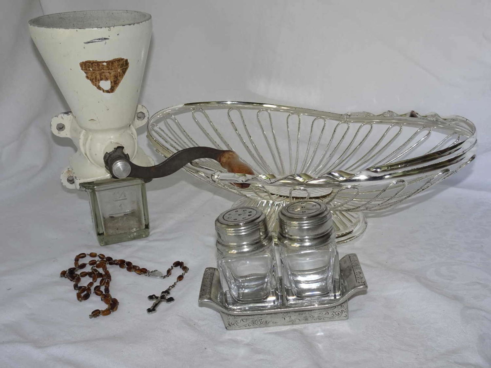 Lot aus Haushaltsauflösung, dabei 1 alte Kaffeemühle, 1 Brotkorb, 1 Pfeffer und Sazl Set aus Glas