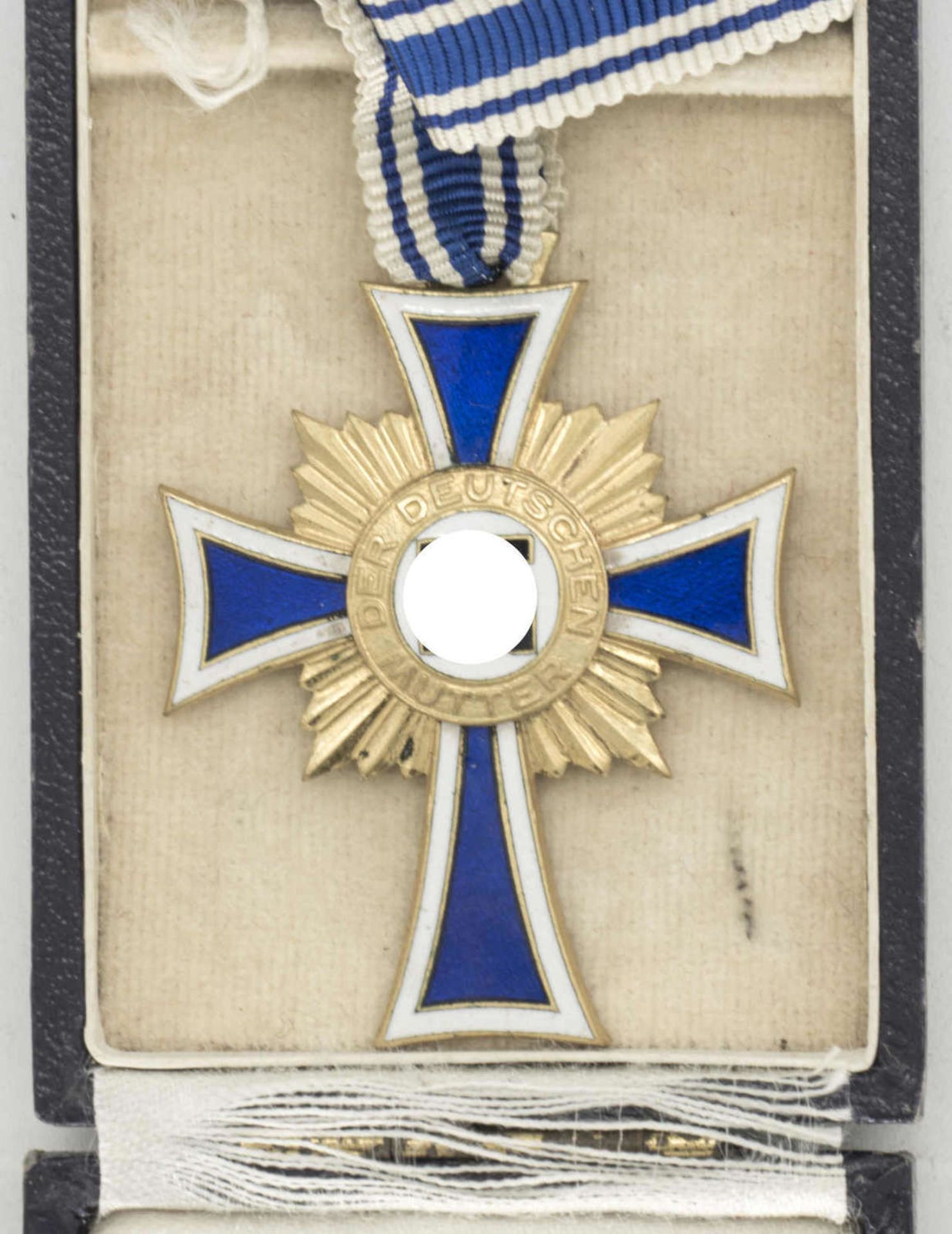 Deutsches Mutterkreuz in Gold am Band, im Verleihungs - Etui. Rückseitig: 16. Dezember 1938. - Bild 2 aus 4