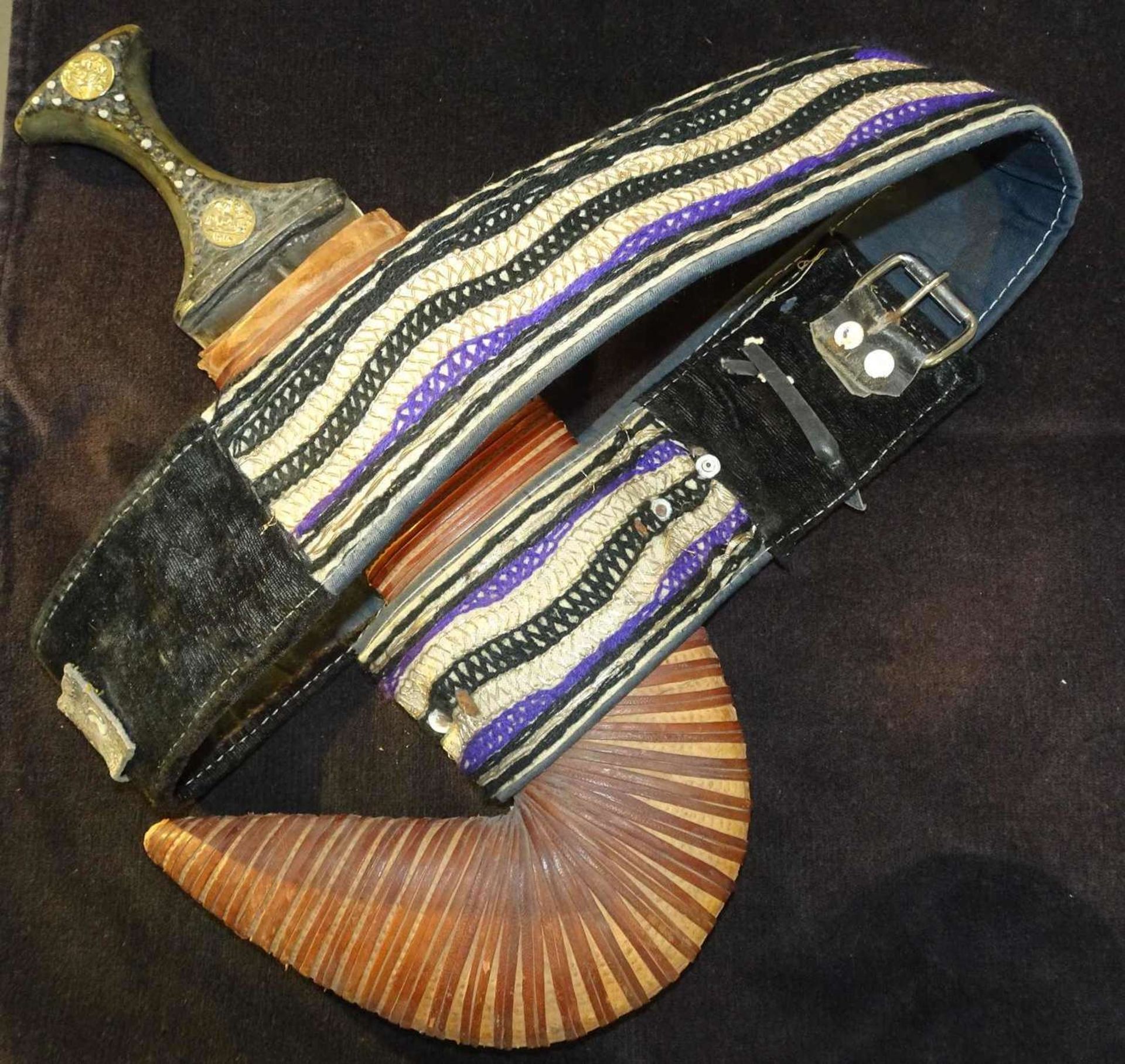 Oman Khanjar, Replica. Mit Gürtel. Klingenlänge: ca. 22 cm.Oman Khanjar, replica. With a belt. Blade