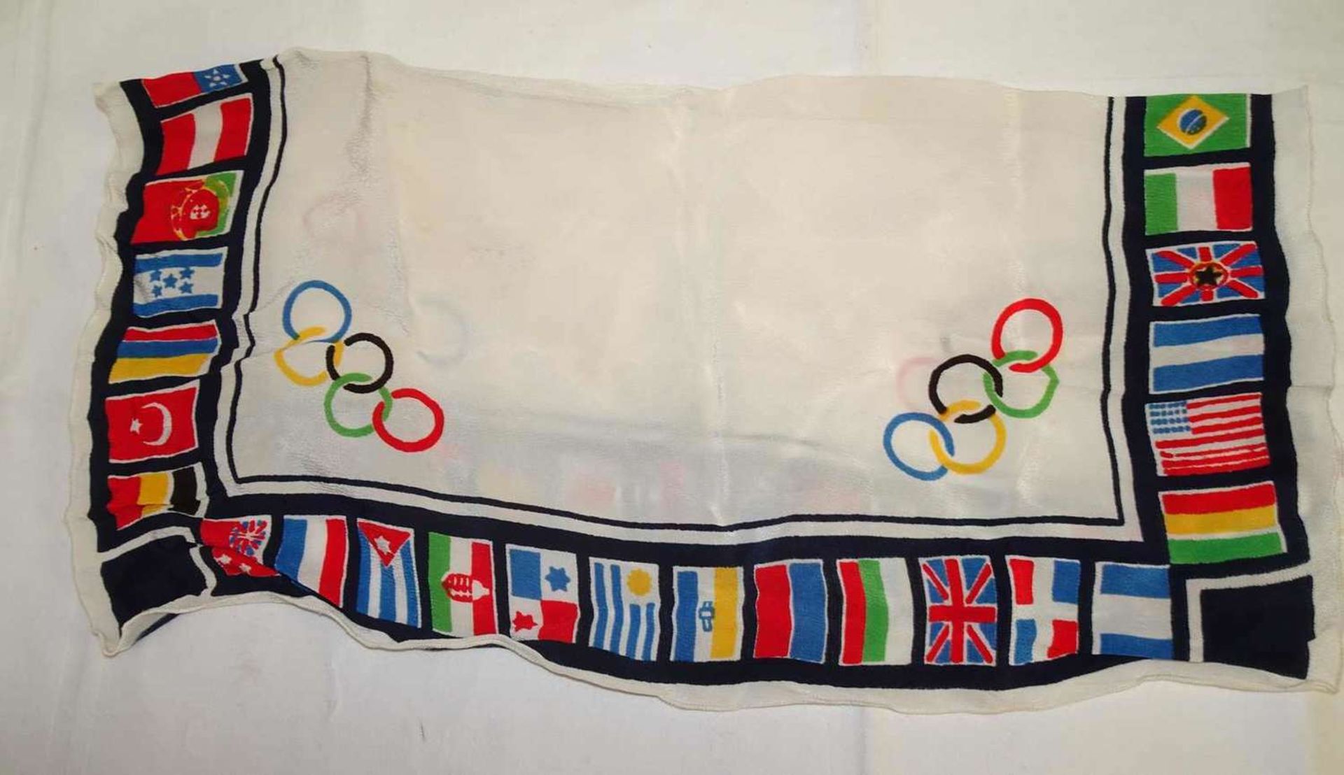 Halstuch, Olympiade 1936, mit Flaggen der Nation, dabei auch HK Flagge. Guter Zustand.Neckerchief, - Bild 2 aus 2