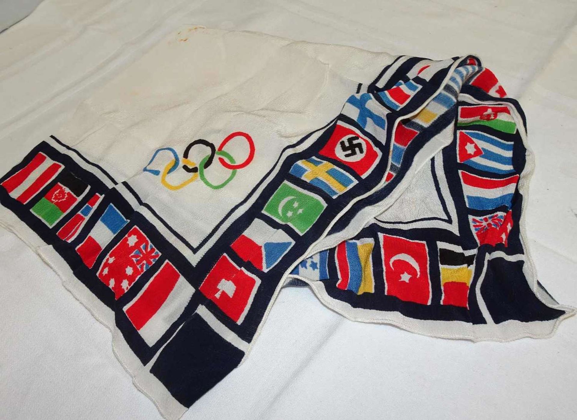 Halstuch, Olympiade 1936, mit Flaggen der Nation, dabei auch HK Flagge. Guter Zustand.Neckerchief,