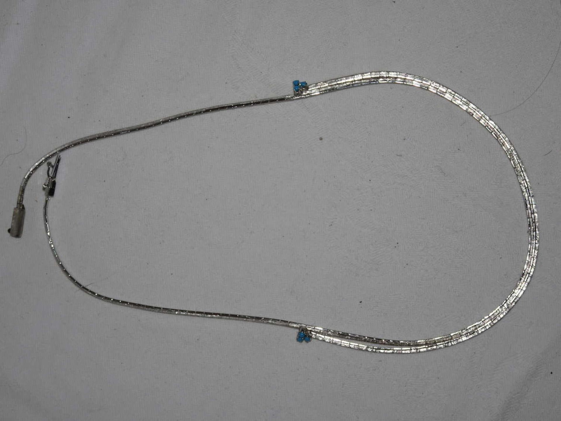 Silbercollier, besetzt mit 2 Blumen aus Türkisen. Längen ca. 45 cm.Silver necklace set with 2