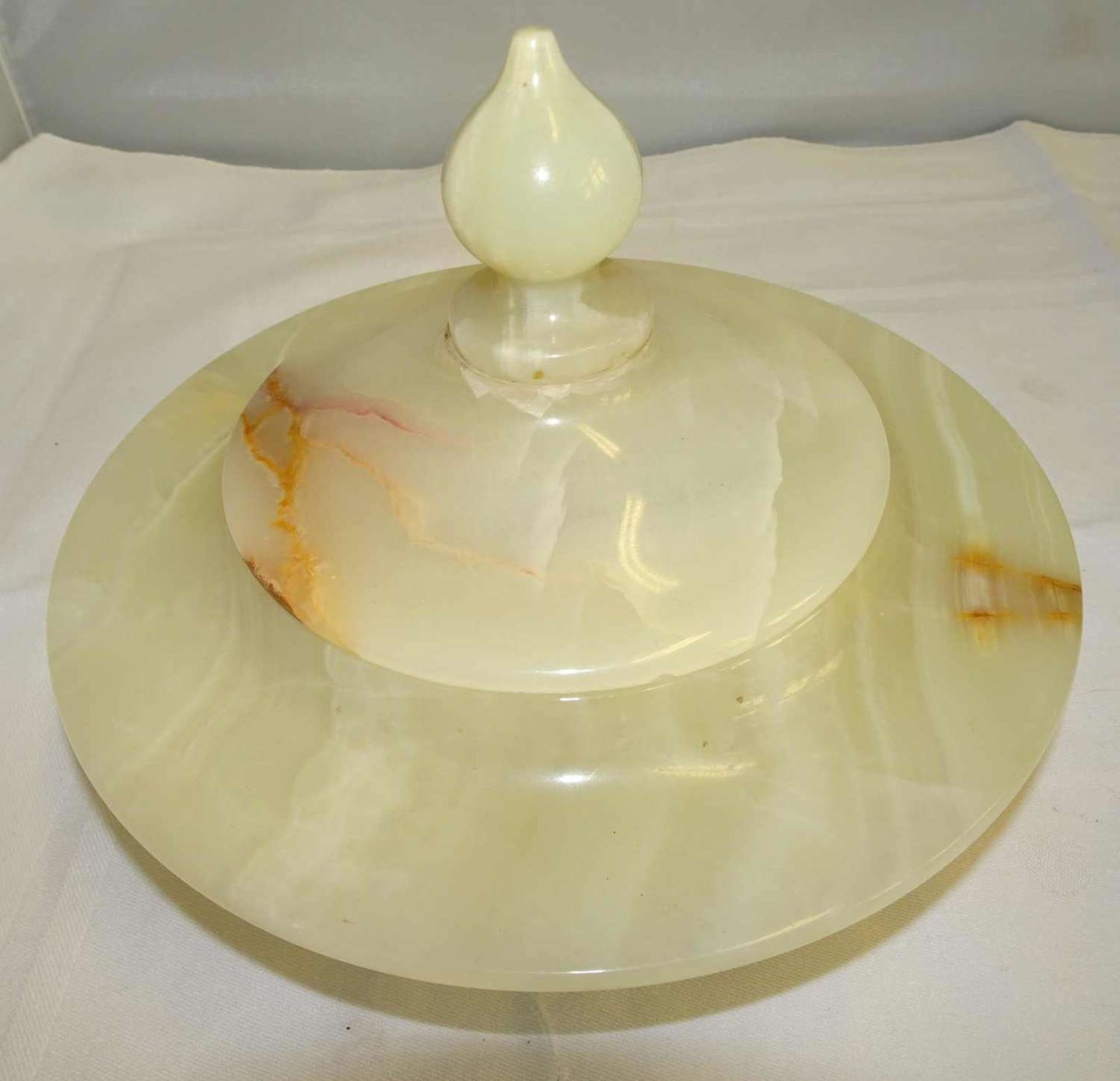 Onyx Deckeldose, Durchmesser ca. 20 cm. Sehr guter Zustand.Onyx lid box, diameter approx. 20 cm.