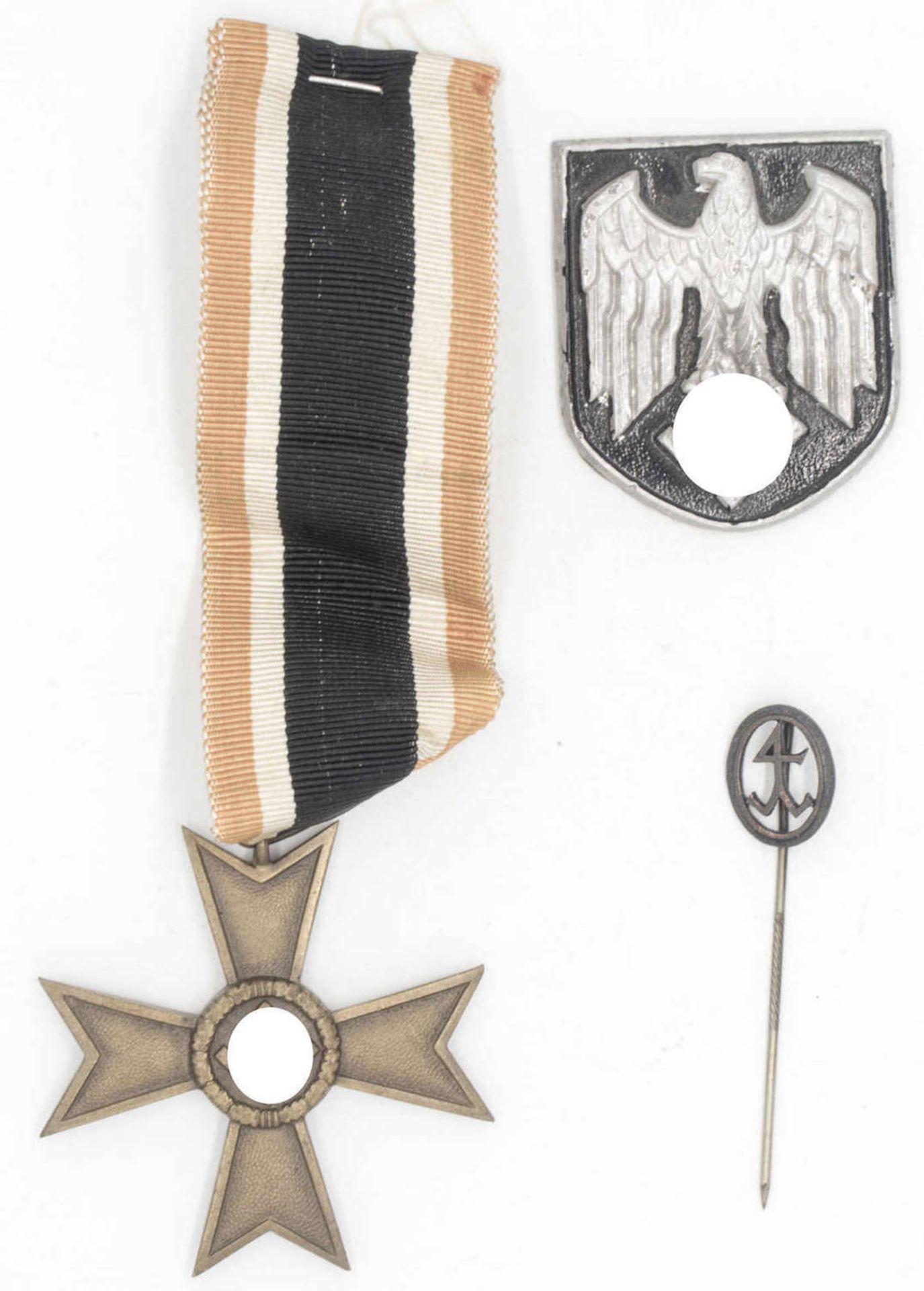 Lot Abzeichen 3. Reich, dabei Kriegsverdienstkreuz.