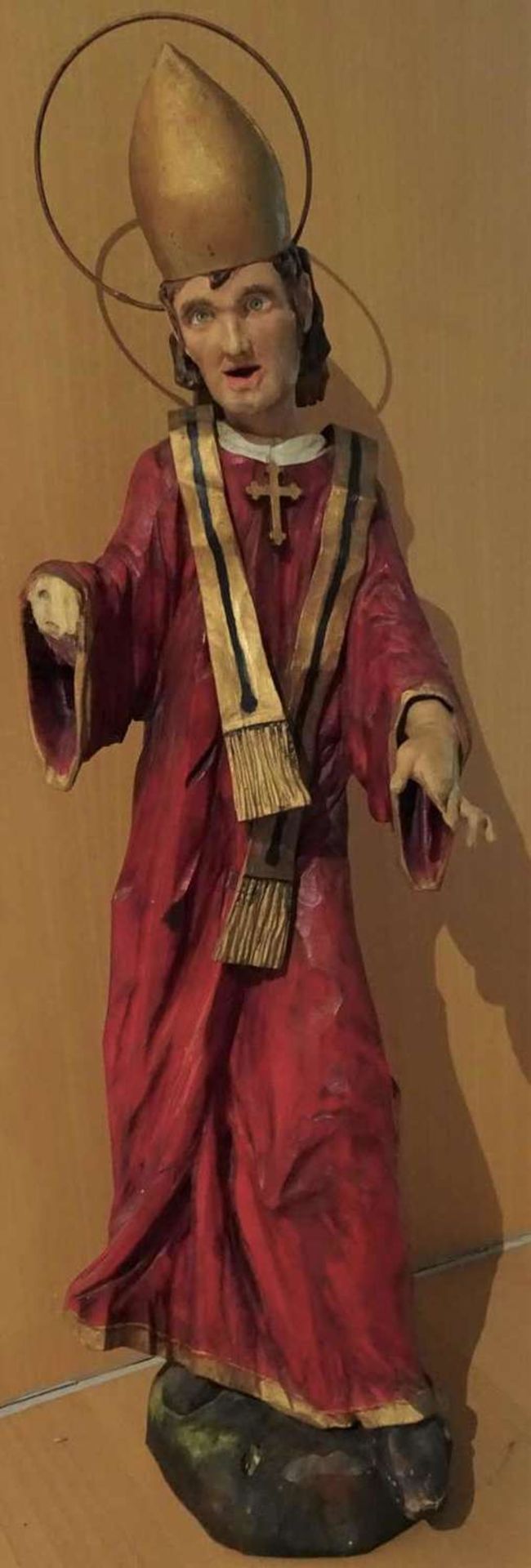 1 große alte Heiligenfigur, 1 Hand abgebrochen - liegt bei, sowie mehrere Chips. Höhe ca. 73 cm1