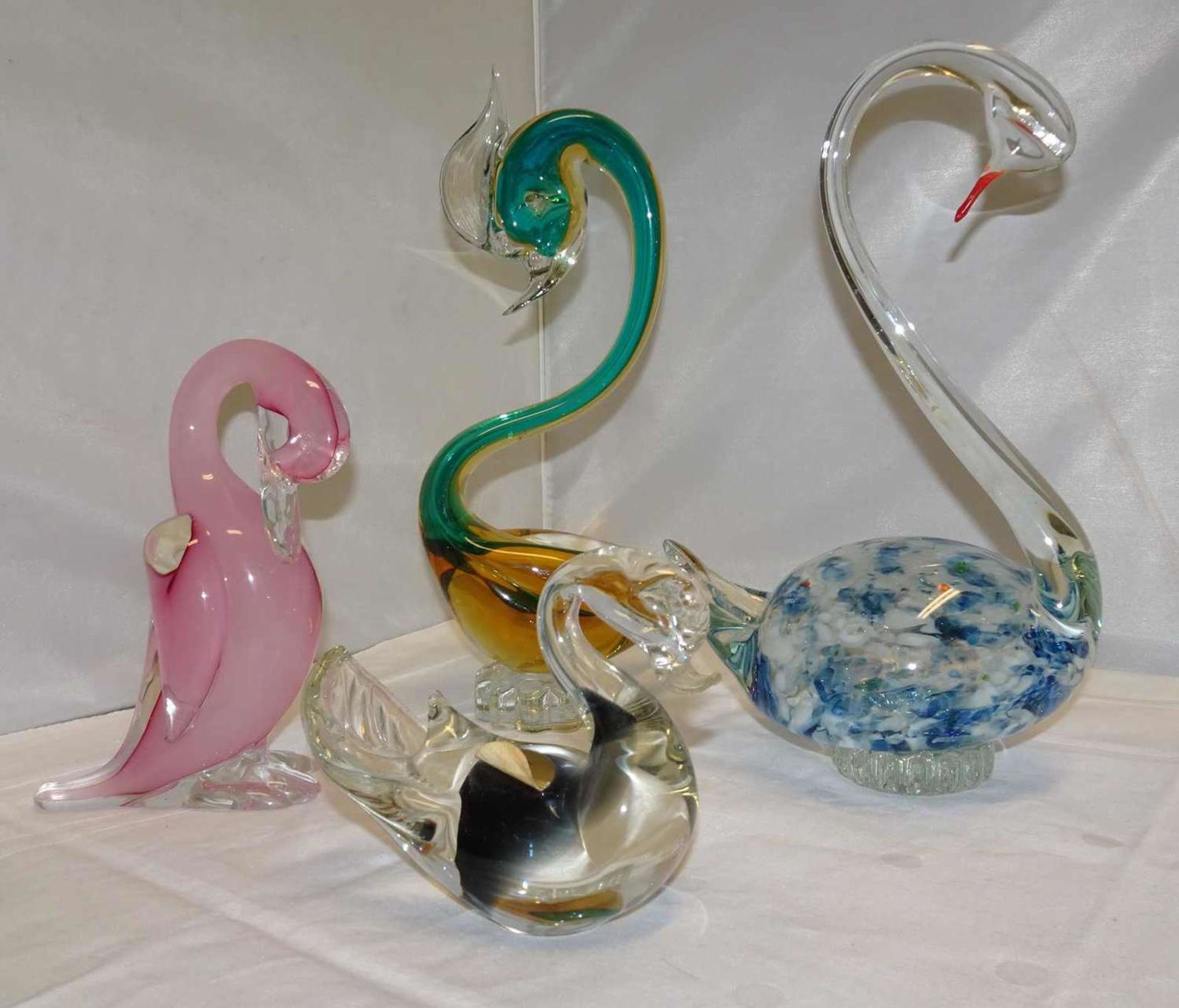 Lot Murano Glasvasen, dabei 3x mit Murineneinschmelzungen, sowie 1x gezogene Vase, die Höhe ca. 29