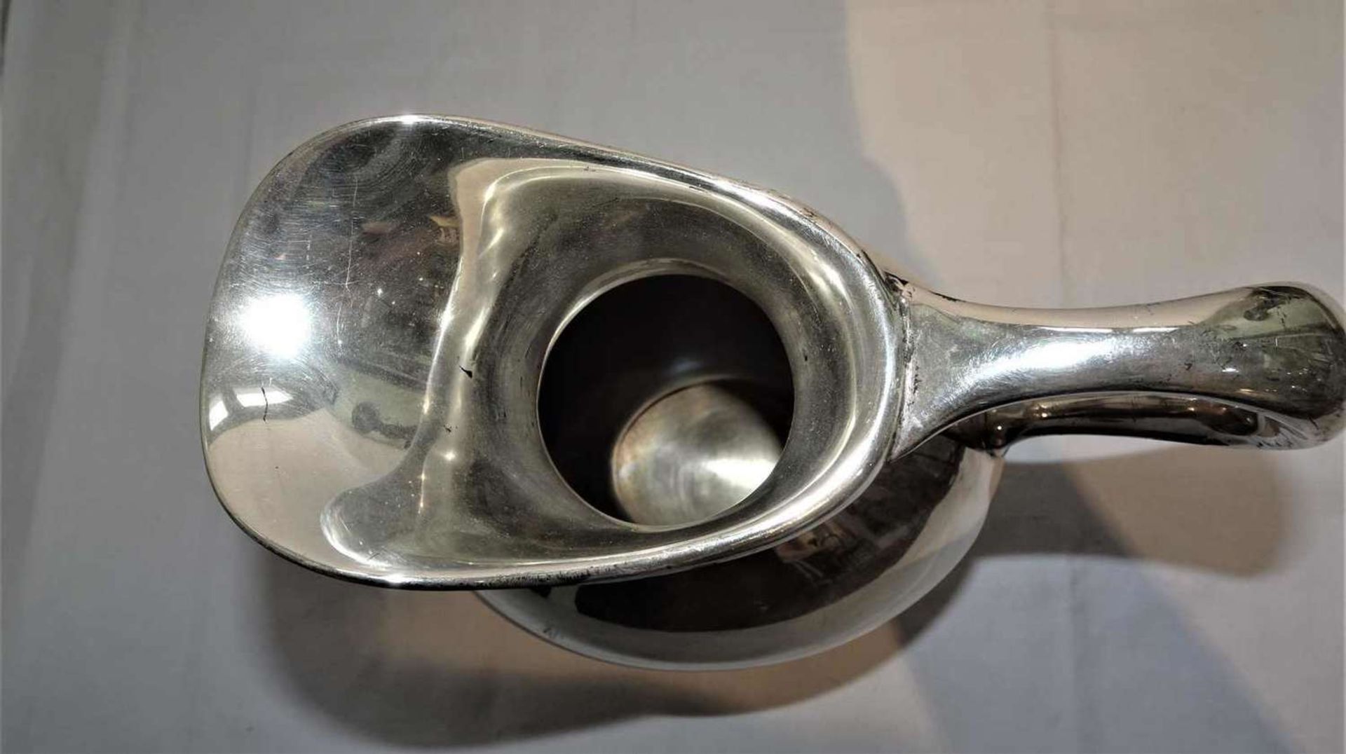 Silberkanne, 835er Silber, Punze 835 Nr. 8034. Gewicht ca. 460 gr. Höhe ca. 21 cm. Bitte - Image 5 of 5