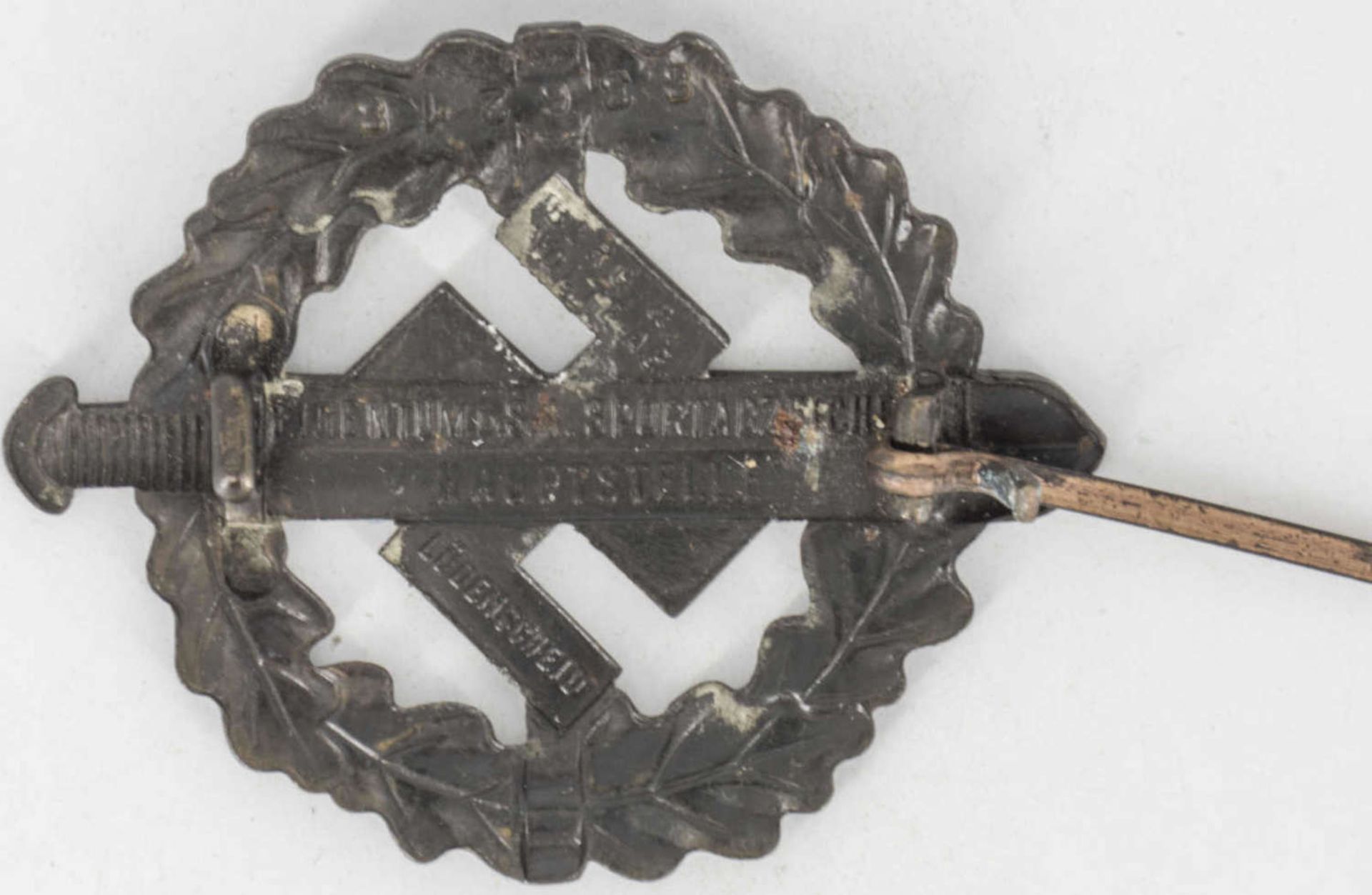 SA - Sportabzeichen in Bronze Typ 2, 1935 - 38. Hohlprägung, Rückseitig Inschrift: "Eigentum D.S.A - Bild 2 aus 2