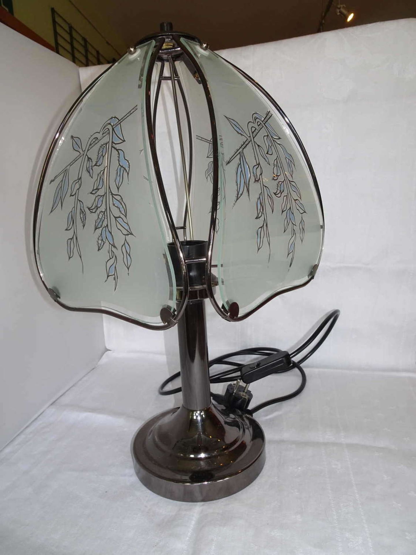 1 Tischlampe mit Glasschirm, Höhe ca. 46 cm. Guter Zustand.1 table lamp with glass shade, height