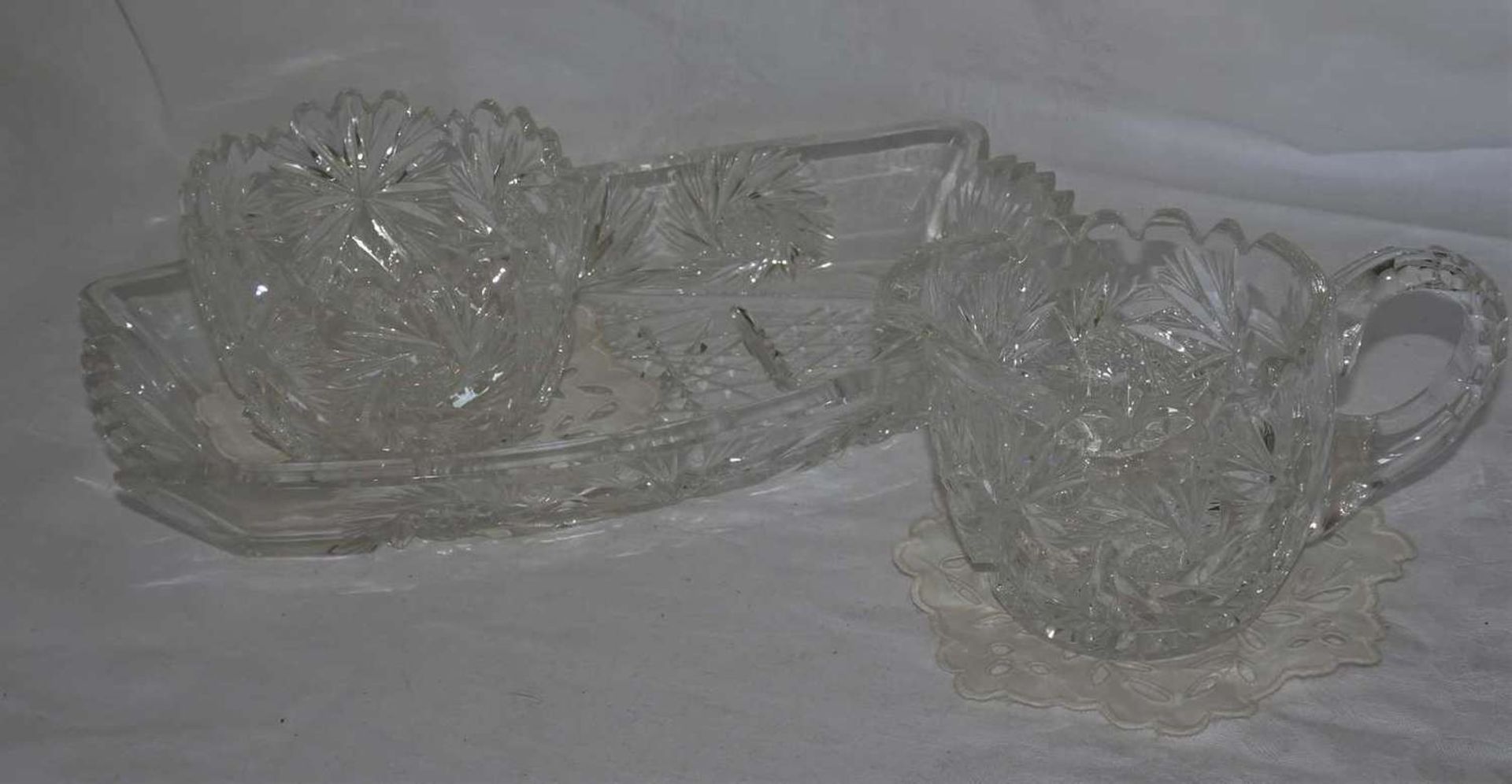 Lot Kristallglas, dabei 1 Kännchen, 1 kleine Vase, sowie 1 Platte. Guter Zustand.Lot of crystal