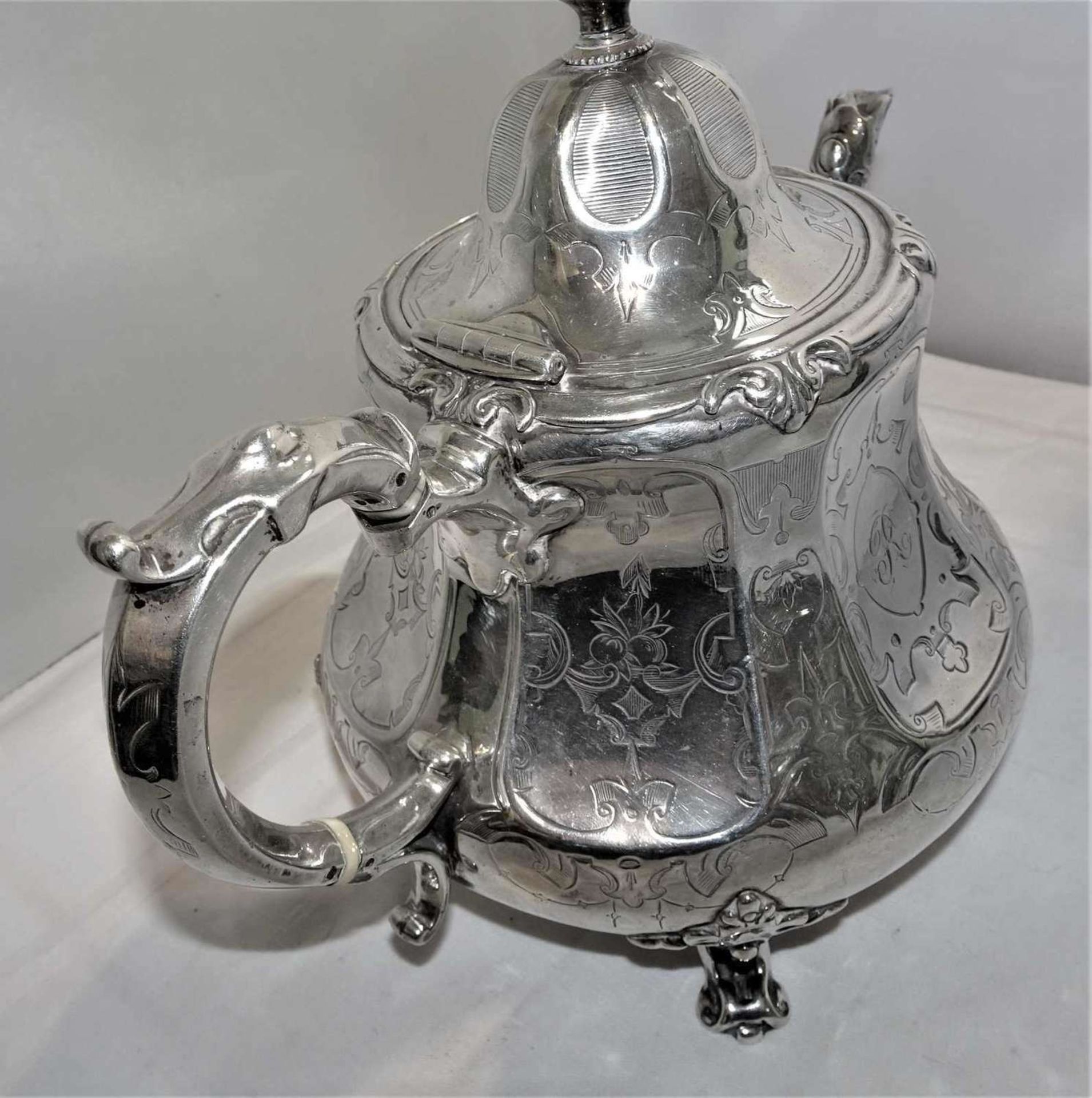 Feine Silber Teekanne England, mehrfach punziert Löwe/Britania. Gewicht ca. 770 gr. Höhe ca. 22 - Bild 5 aus 5