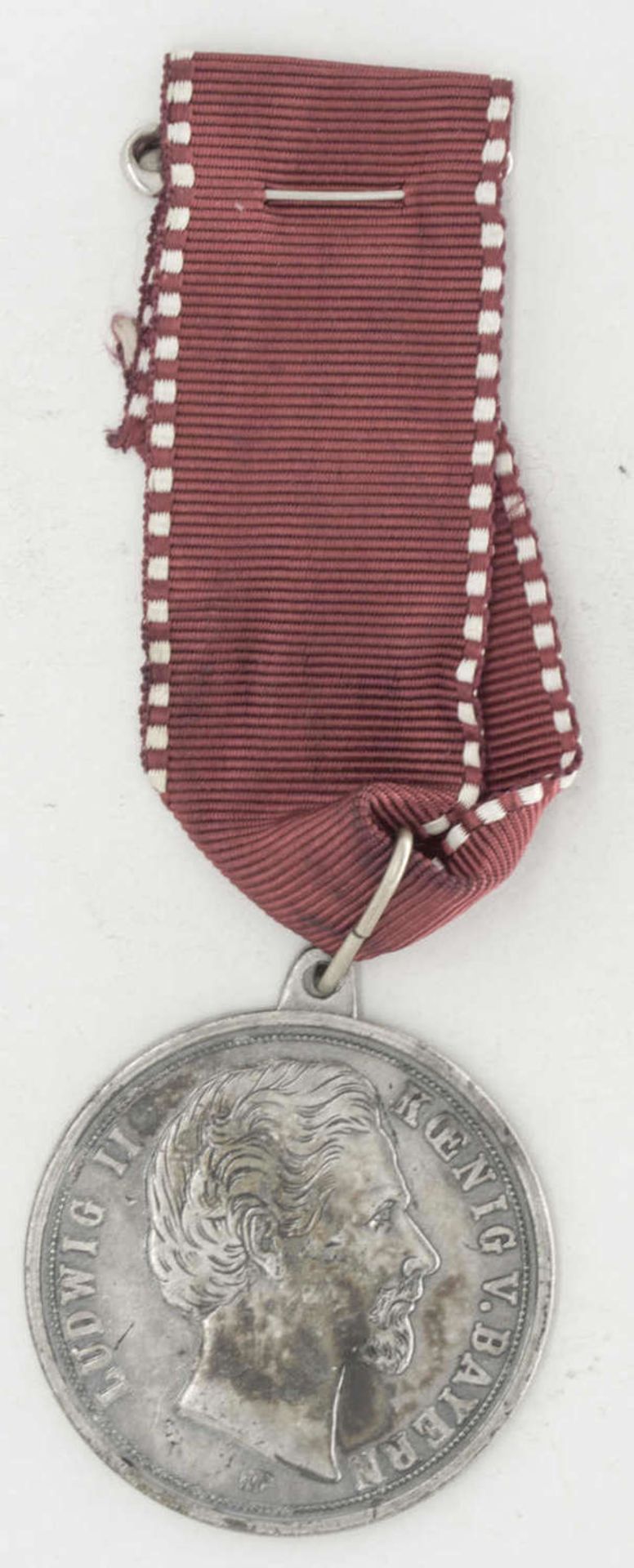 Bayern, Medaille Ludwig II. König von Bayern am Band. Av: Büste Ludwig II. nach rechts. Rv. 25. 8.