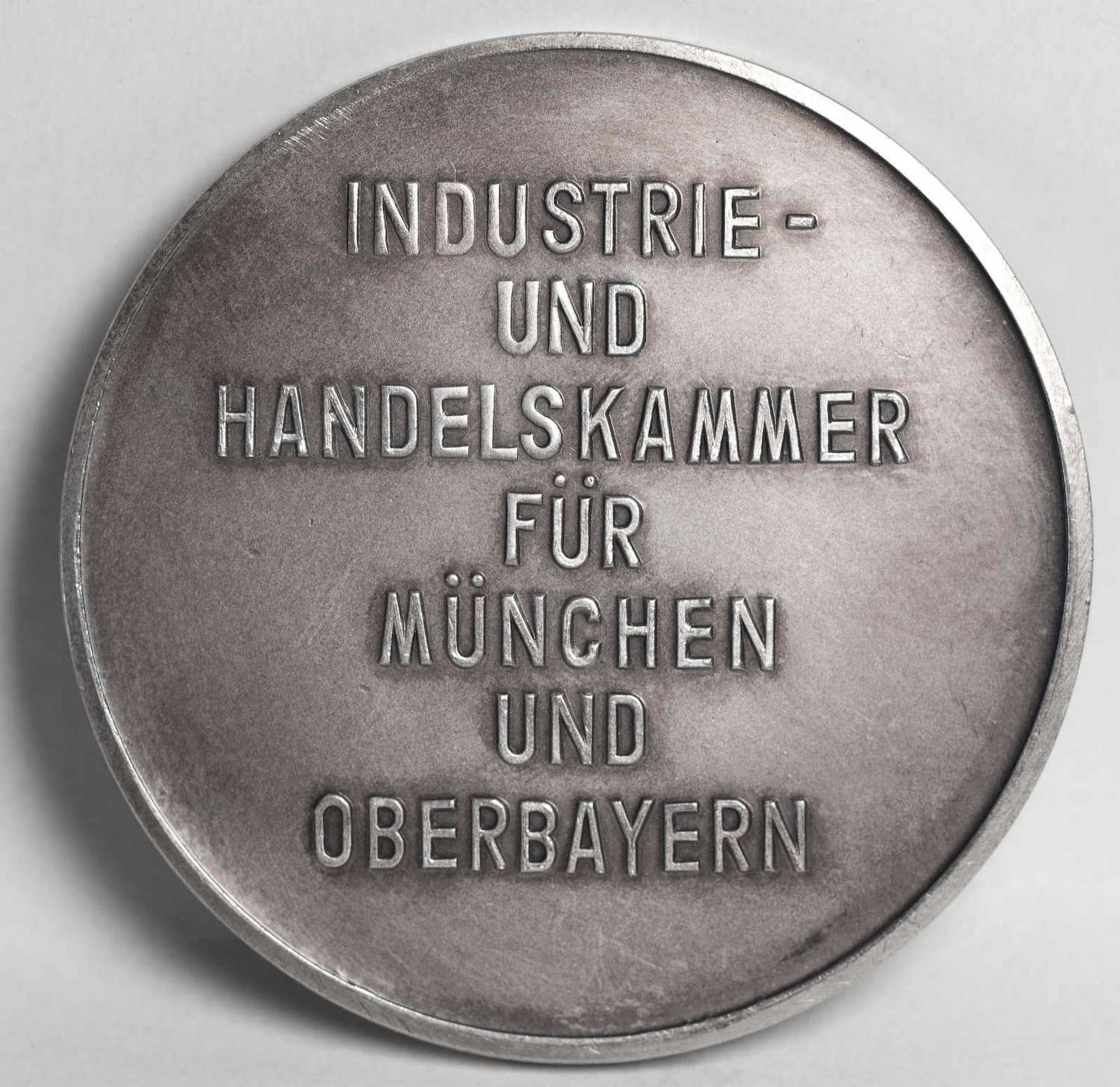Silbermedaille der Industrie- und Handelskammer für München und Oberbayern - für langjährige treue - Bild 2 aus 2