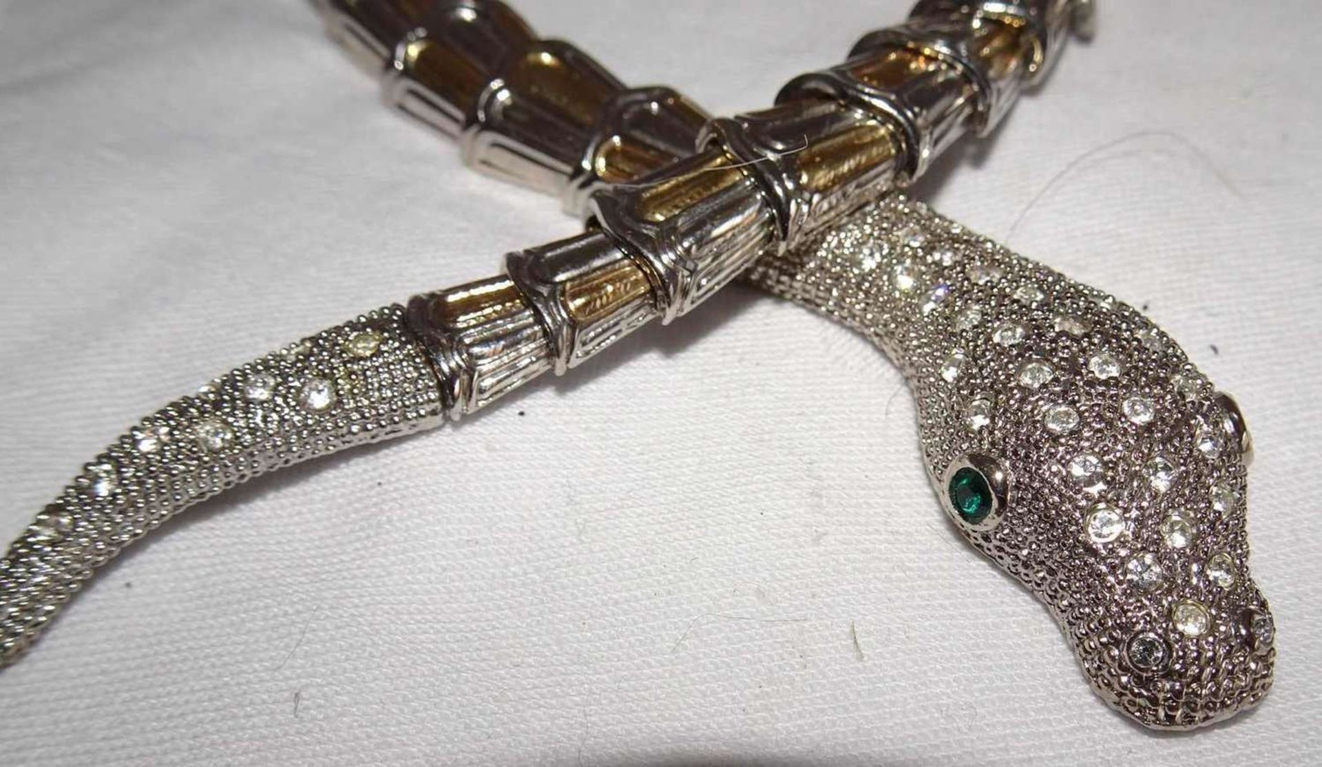 ausgefallene Modeschmuckkette in Form einer Schlange, mit Magnetverschlußunusual fashion jewelry - Bild 2 aus 2