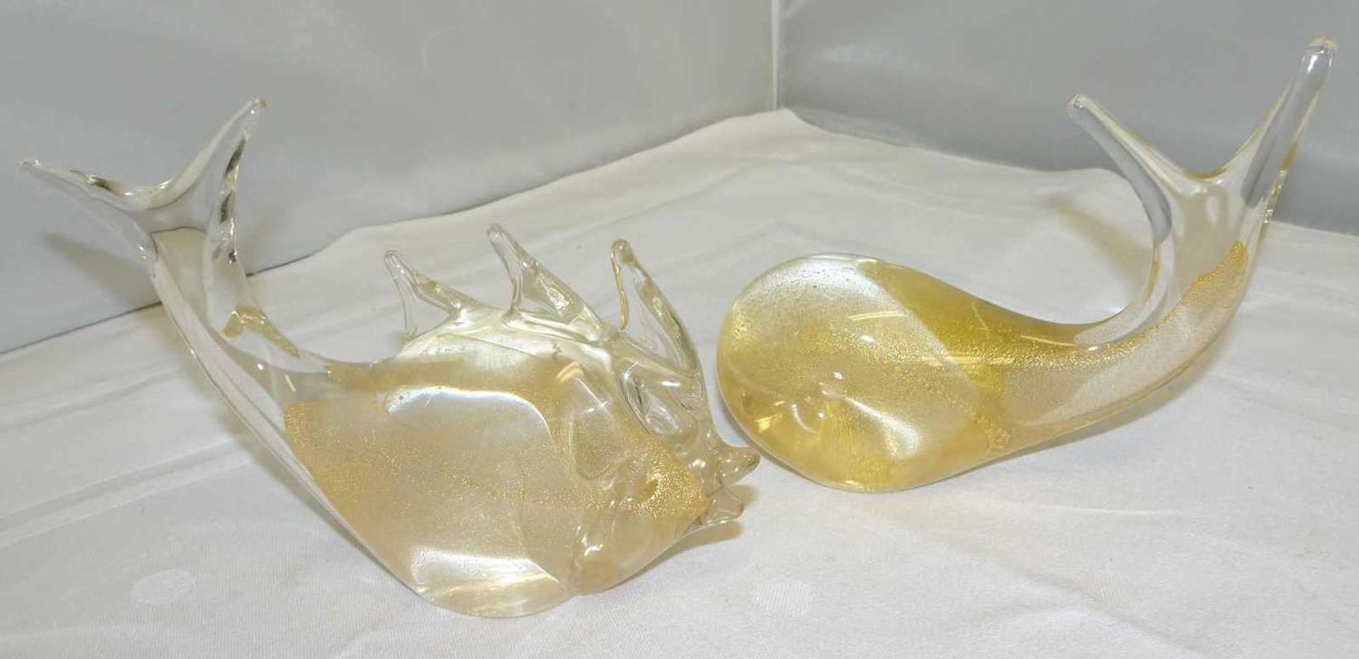 2 Murano Glas, wohl Archimede Seguso. 2 Fische mit Goldfolieneinschmelzungen.2 Murano glass,