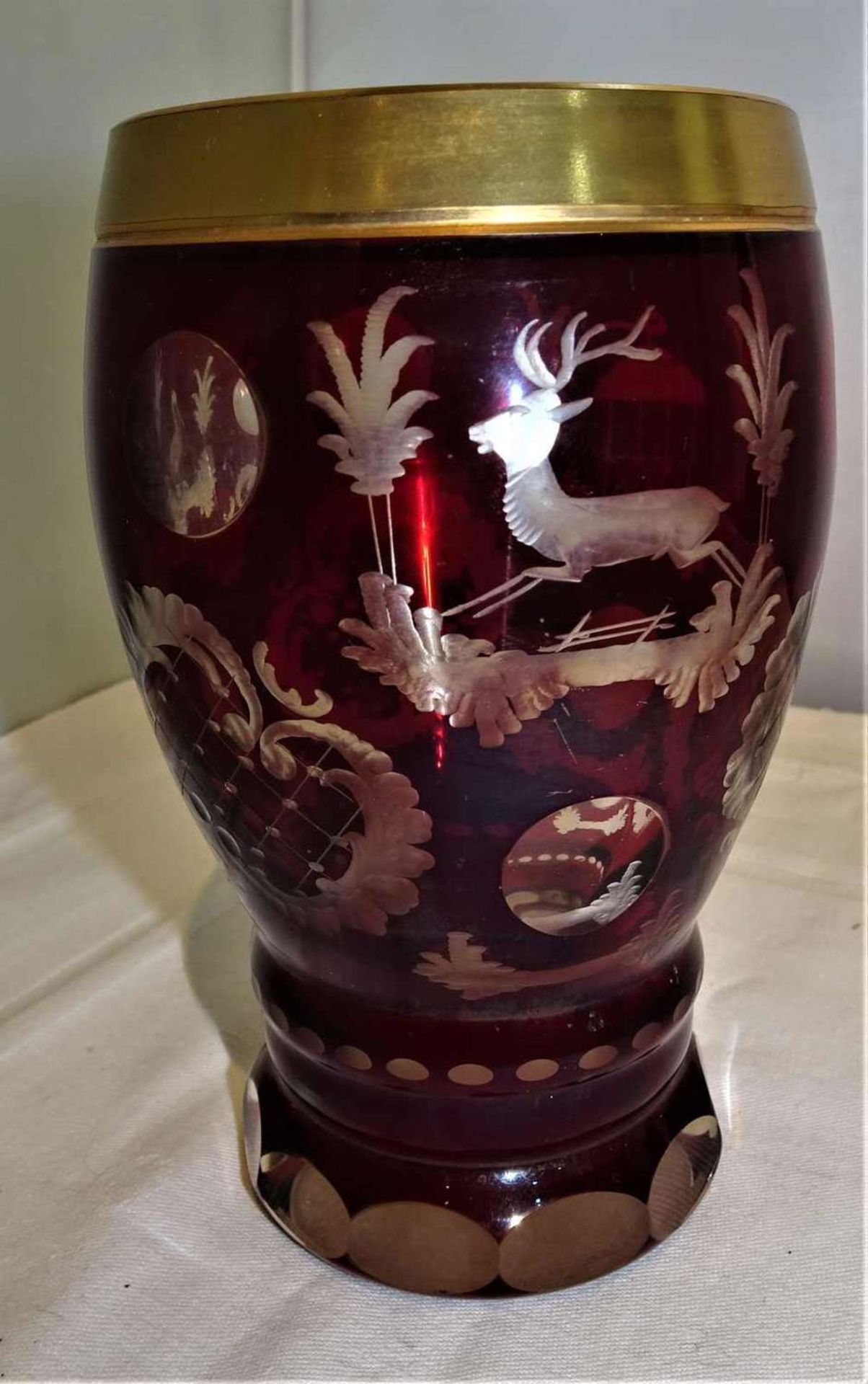 altes böhmisches Pokalglas, rubinrot, feingeschliffen, mit Goldbemalung. Höhe ca. 14 cm.old Bohemian