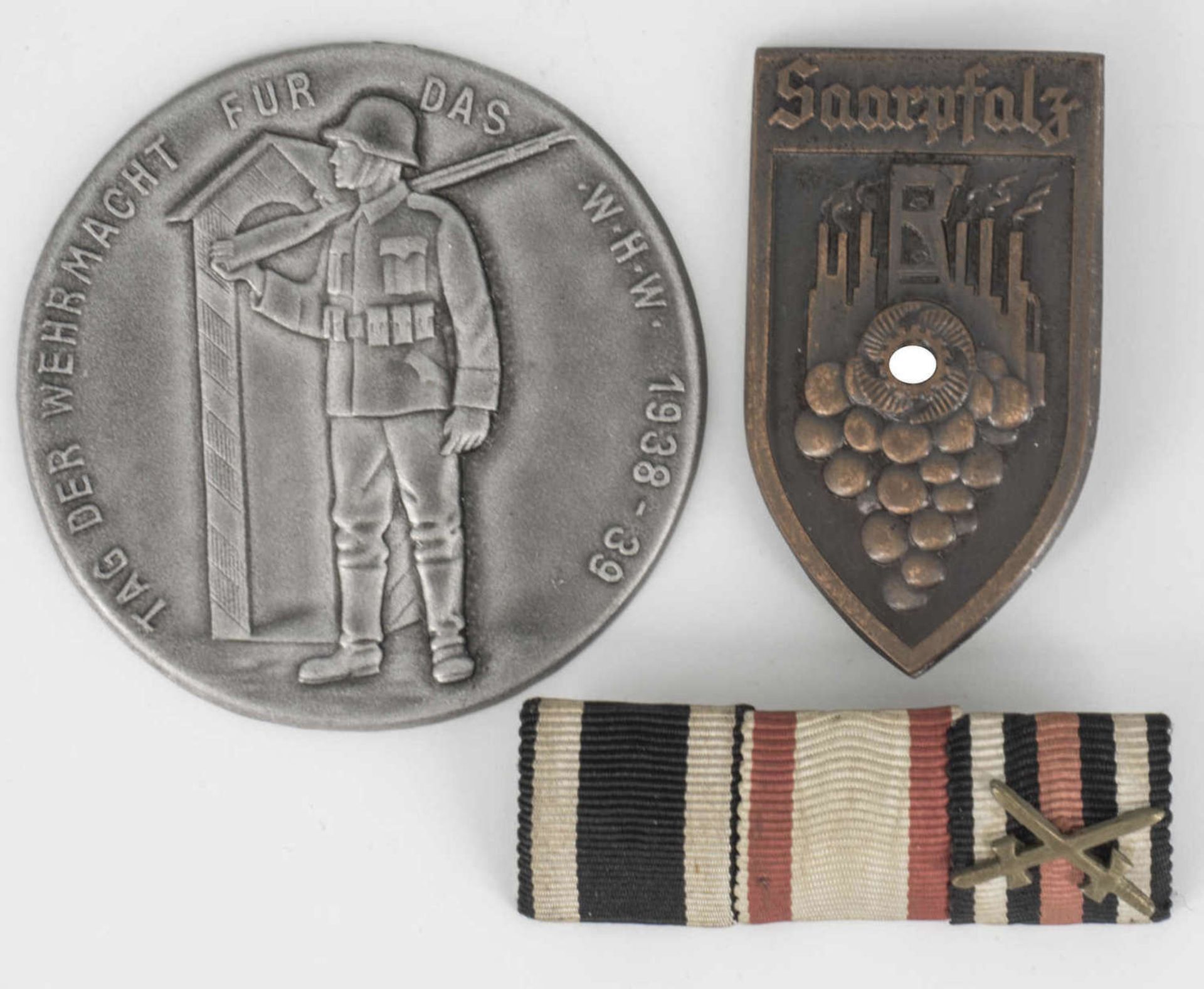 Drittes Reich, 3er Feldspange, Abzeichen "Tag der Wehrmacht für das WHW 1933 - 39", Blech