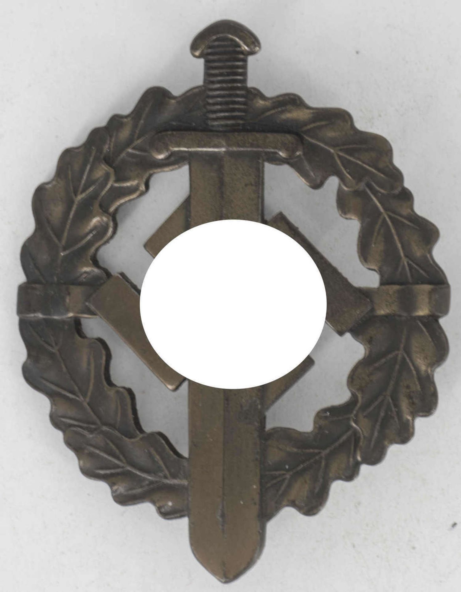 SA - Sportabzeichen in Bronze Typ 2, 1935 - 38. Hohlprägung, Rückseitig Inschrift: "Eigentum D.S.A