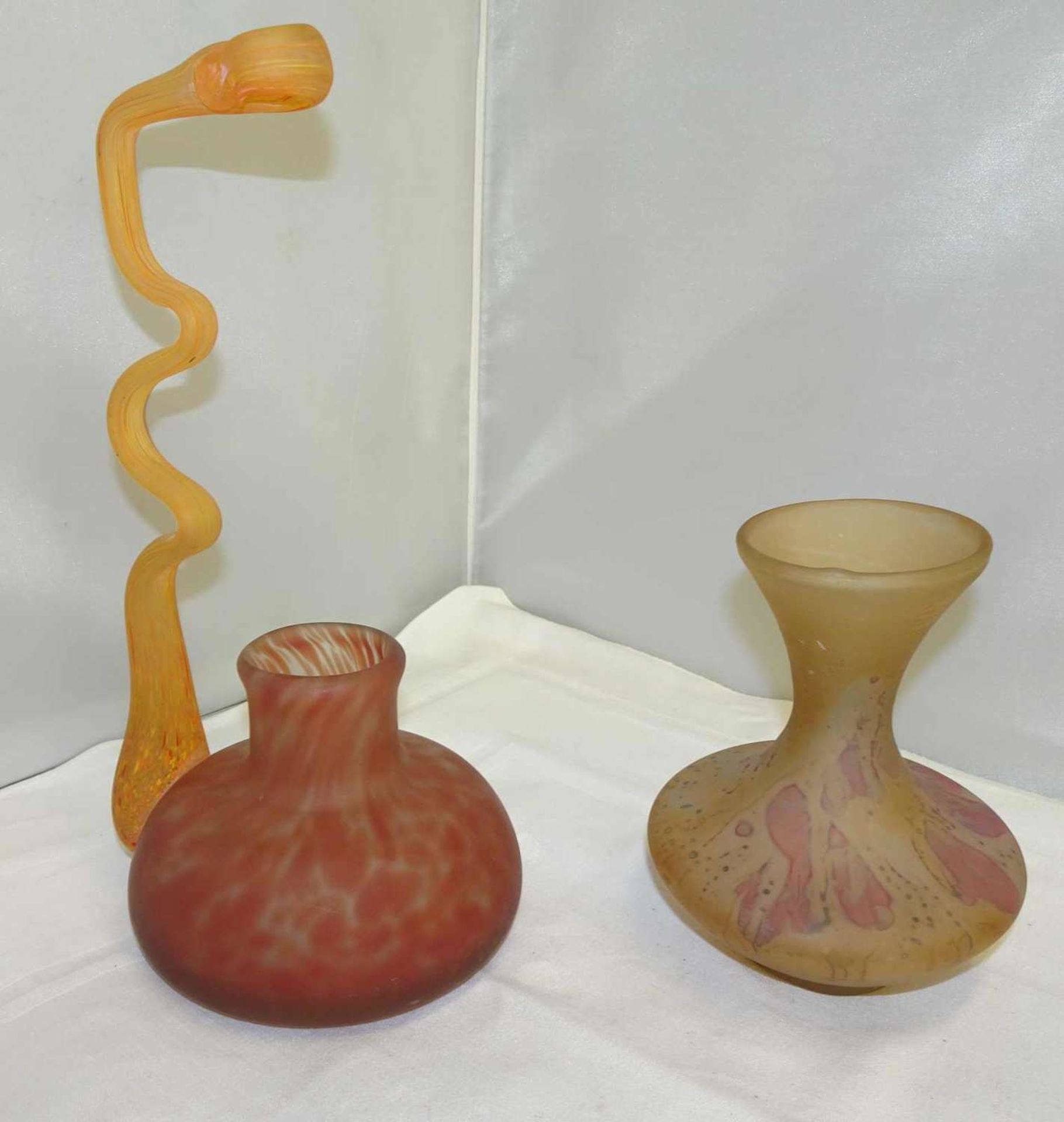 2 Glasvasen, mattiertes Glas, wohl bayrischer Wald, Höhe bis ca. 24 cm. Guter Zustand.2 glass vases,