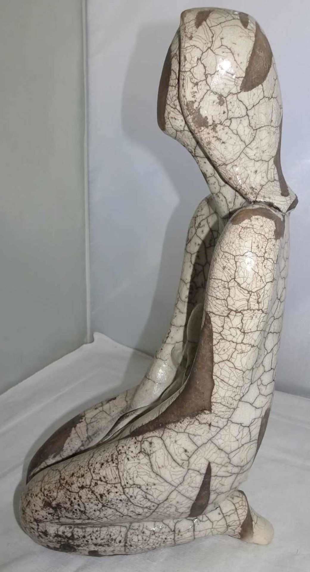 ausgefallen Keramikfigur "Mutter & Kind" , Krakelle Glasur, ohne Signatur, Höhe ca. 31cmunusual - Bild 2 aus 2
