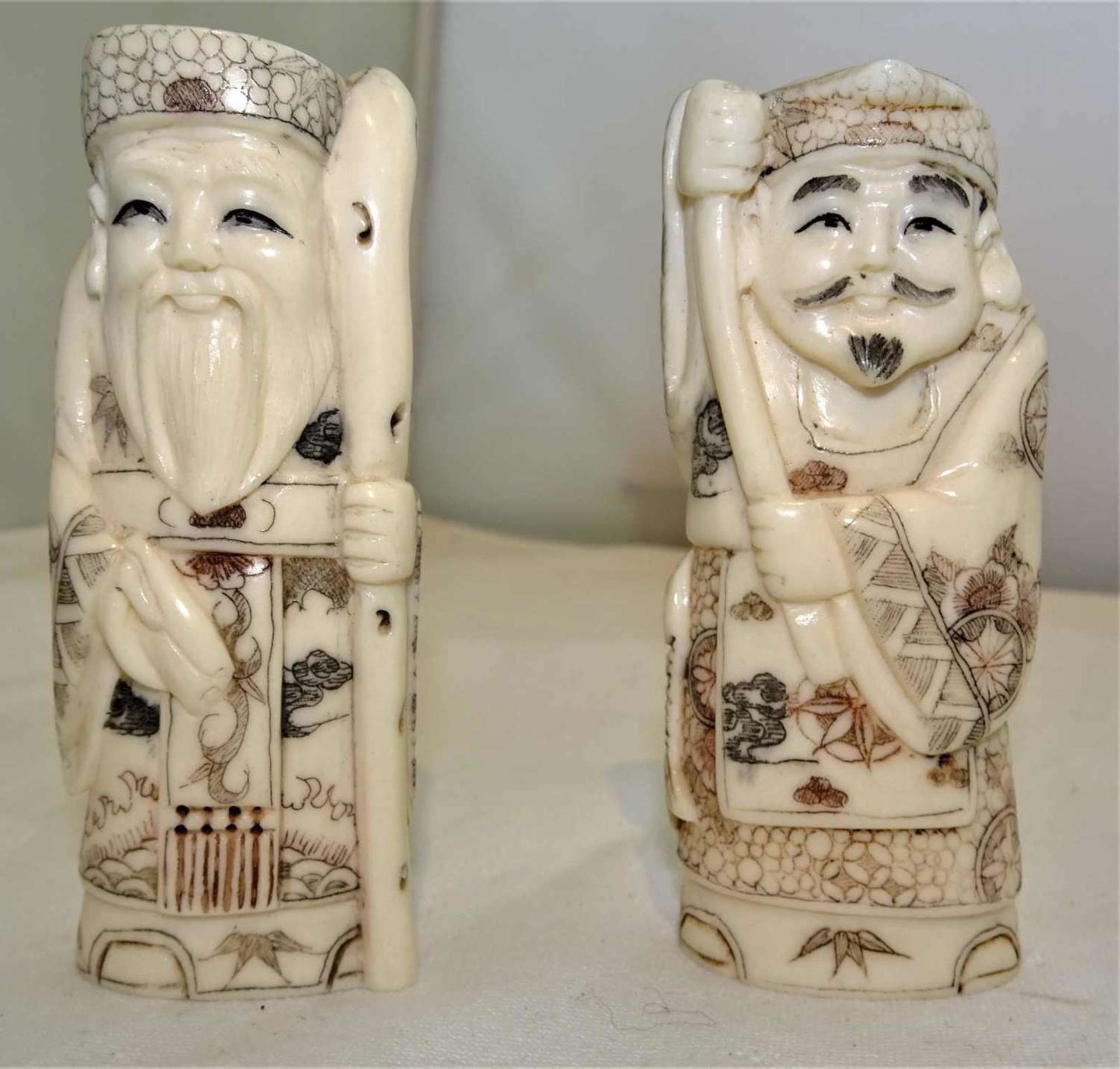 2 Elfenbein Netsuken, beide am Stand signiert. Sehr feine Arbeit. Höhe ca. 7,5 cm2 ivory netsuken,