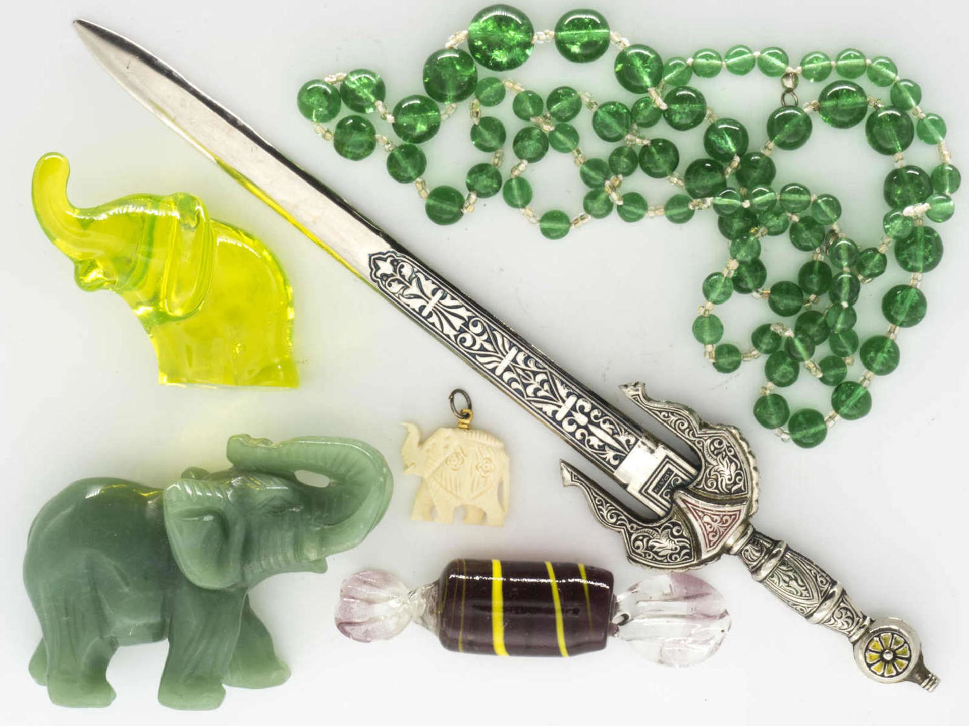 Lot Elefanten, dabei Jade - Elefant, bein - Elefant. Dazu Glasperlen - Kette, Glas - Elefant, Glas -