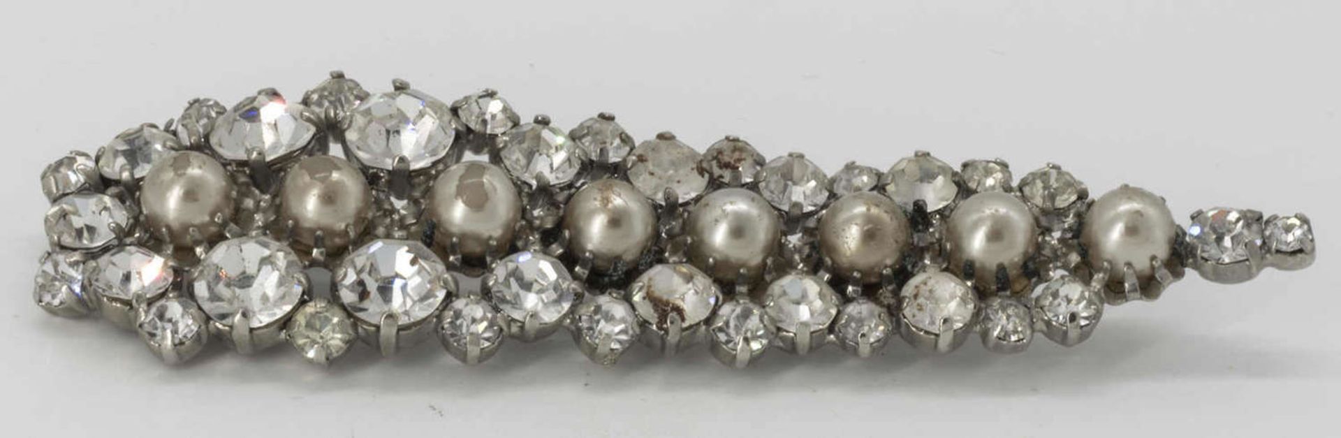 Eine alte Strass - Brosche, Länge: ca. 95 mm.An old rhinestone brooch, length: approx. 95 mm.