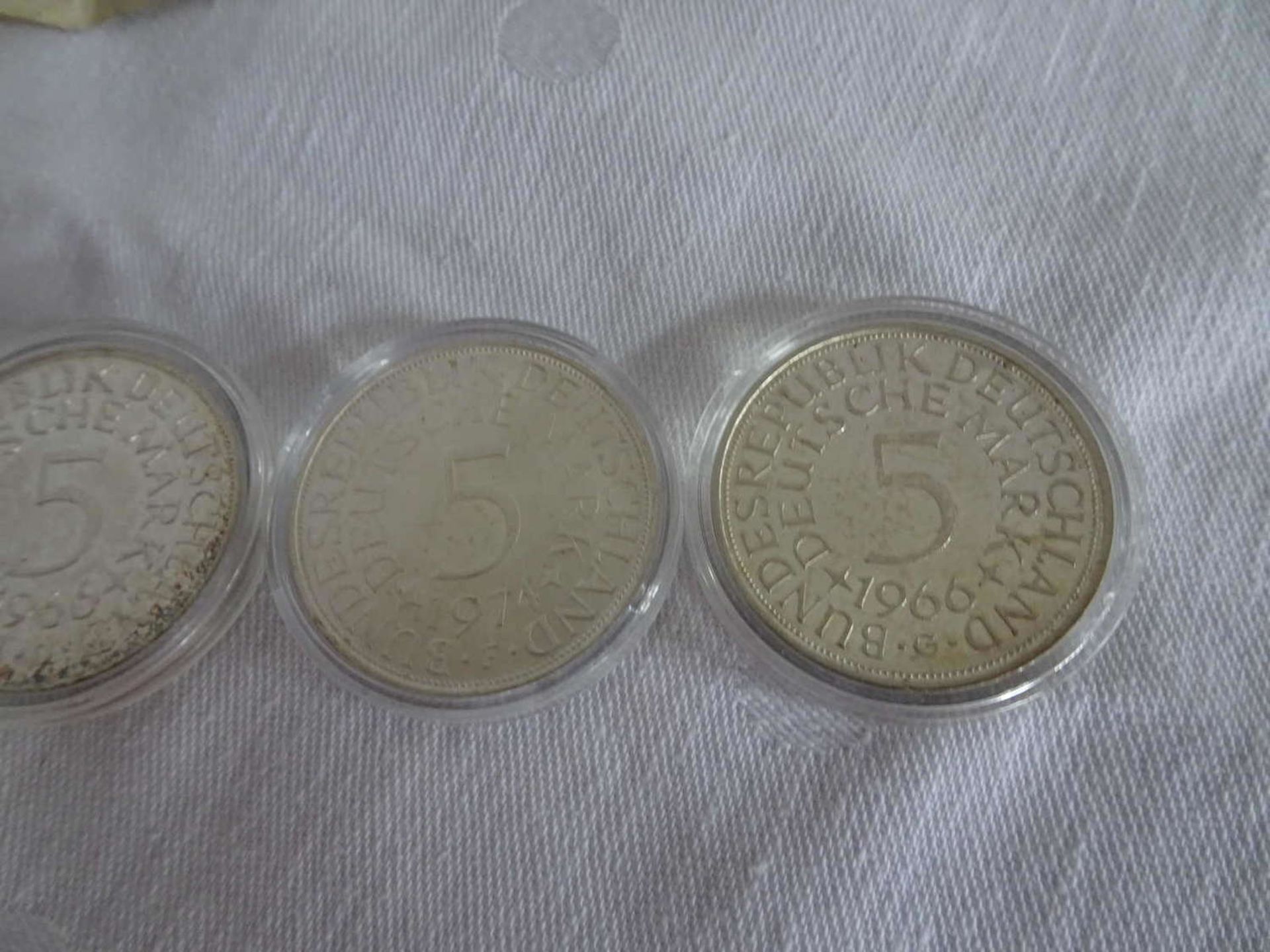 Lot BRD Münzen, bestehend aus 5x 5 DM, 6x 2 DM, sowie 1000 Mark Schein von 1910Lot FRG coins, - Bild 2 aus 2