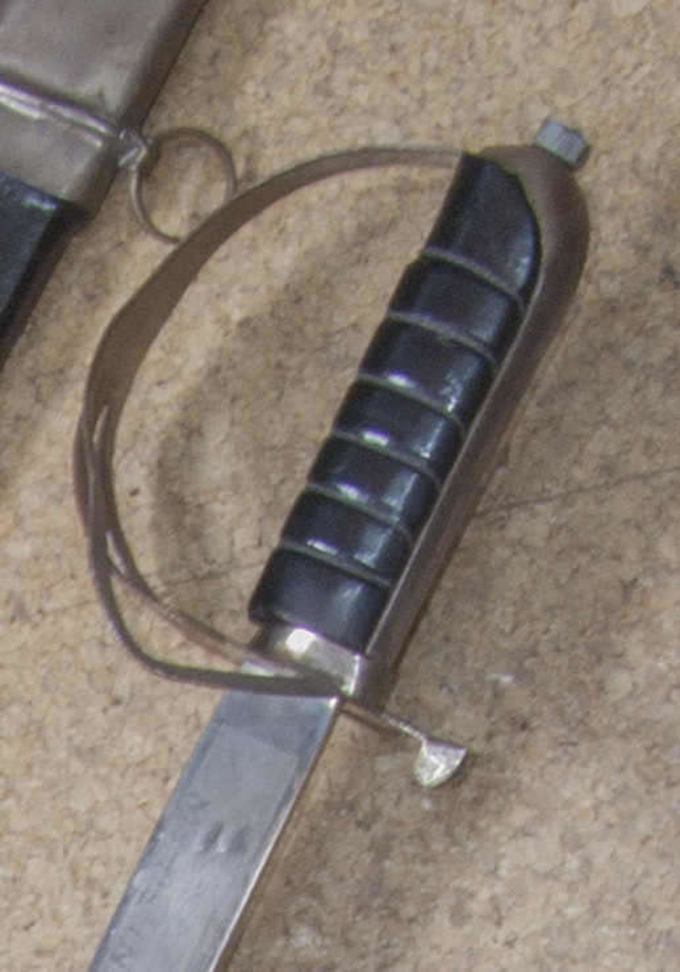 Indischer Offizieres - Säbel, geätzte Klinge, Lederscheide, Griffbügel und Parierstange Metall. - Bild 2 aus 2