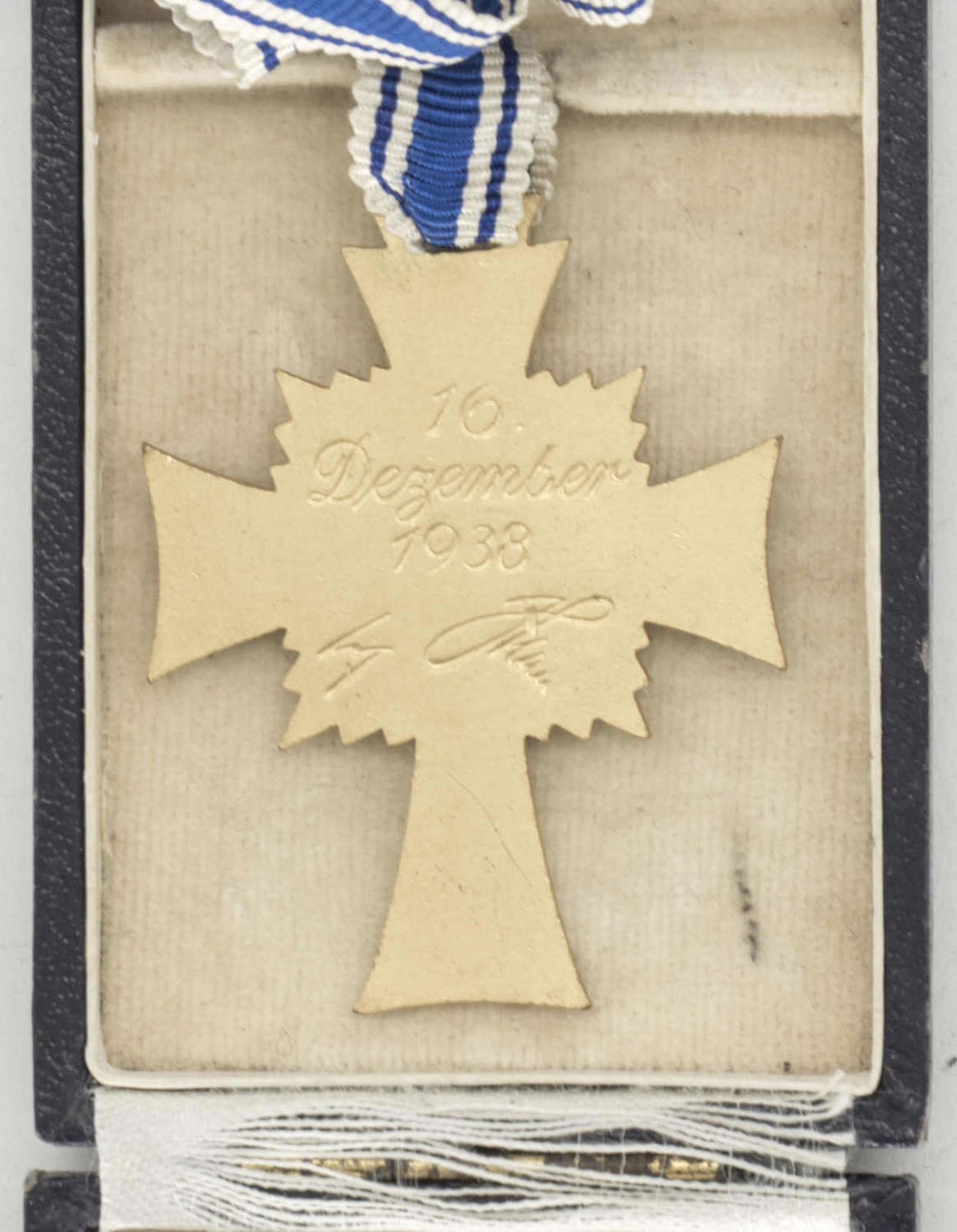 Deutsches Mutterkreuz in Gold am Band, im Verleihungs - Etui. Rückseitig: 16. Dezember 1938. - Bild 3 aus 4