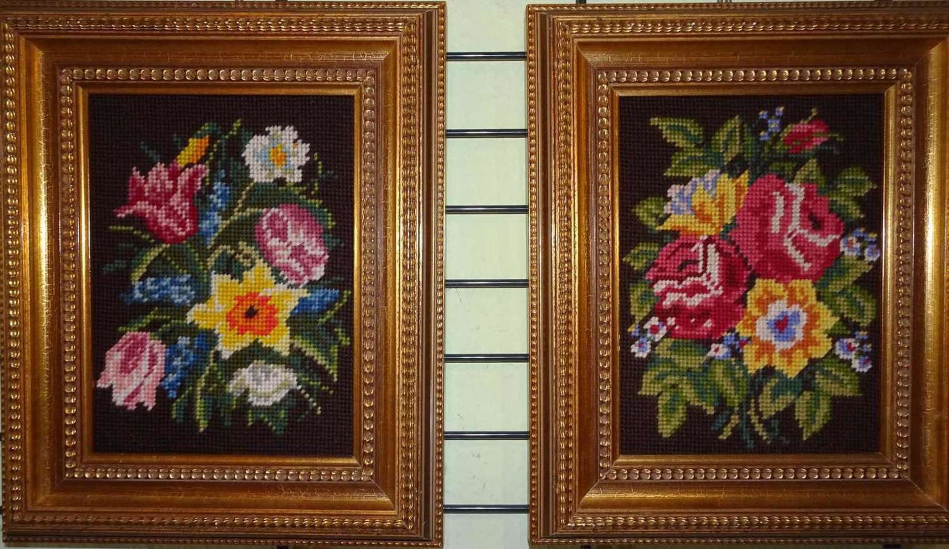 2 Goldstuckrahmen mit kleinem Gobelin, Maße ca. H 33 x B 21 cm2 gold stucco frames with small