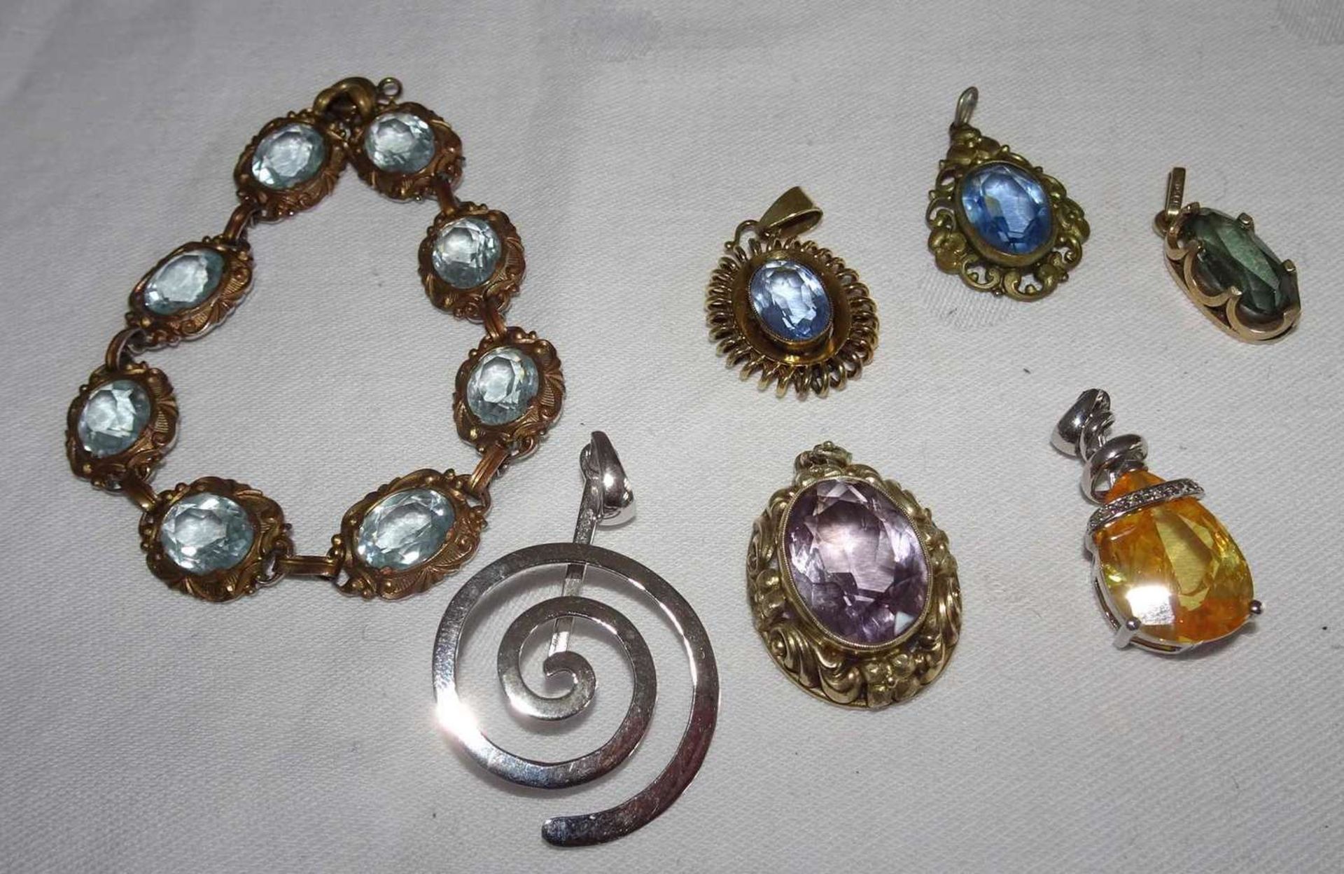 1 Lot Anhänger und 1 Armband, dabei 4x Silber. Schöne Stücke, bitte besichtigen!1 lot of pendant and