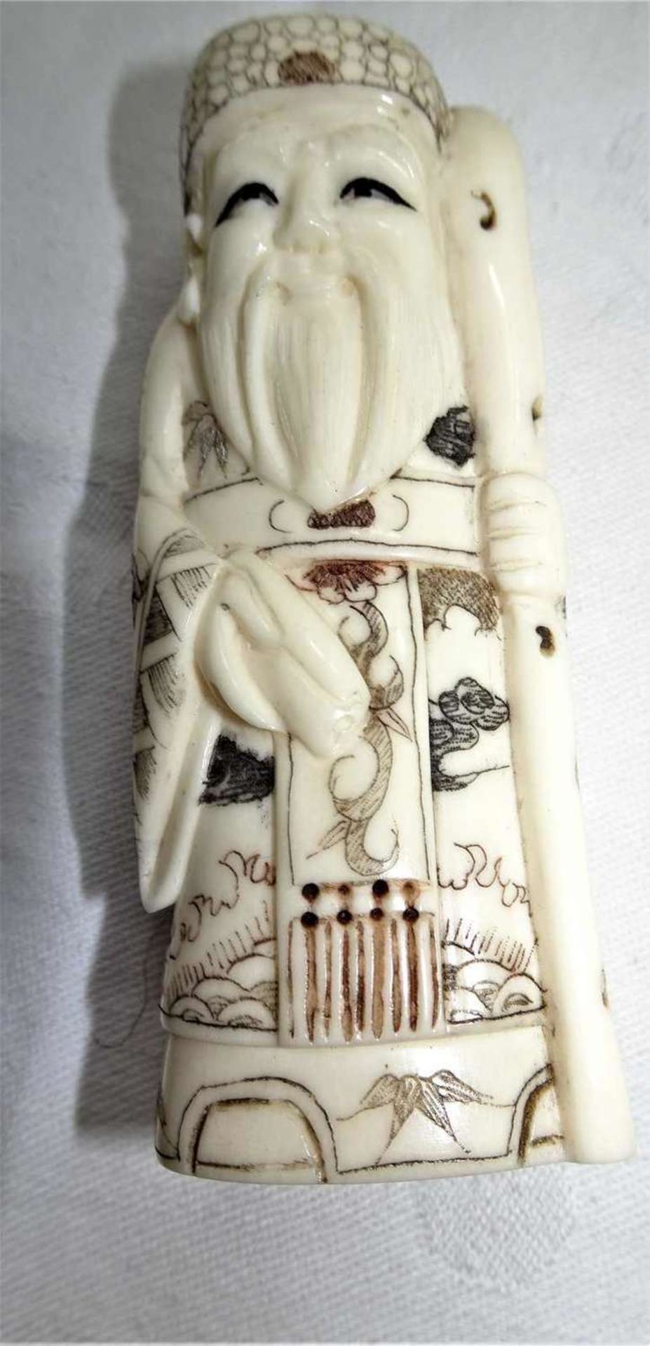 2 Elfenbein Netsuken, beide am Stand signiert. Sehr feine Arbeit. Höhe ca. 7,5 cm2 ivory netsuken, - Bild 3 aus 3