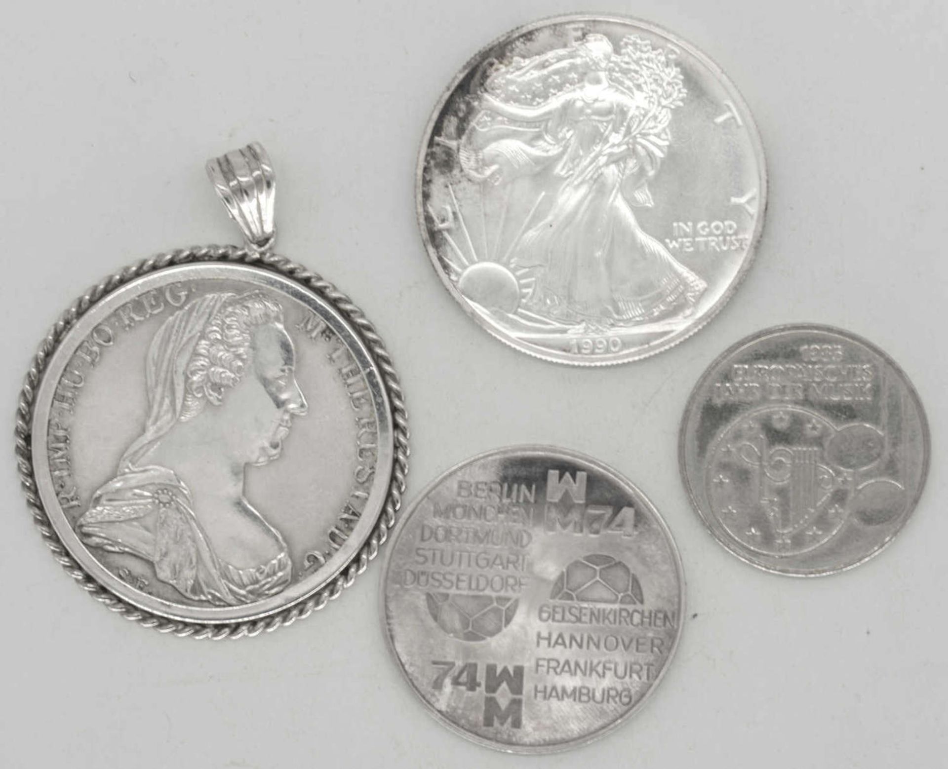 Lot Silbermünzen, bestehend aus Maria Theresientaler, als Anhänger in 825er Silberfassung, BRD
