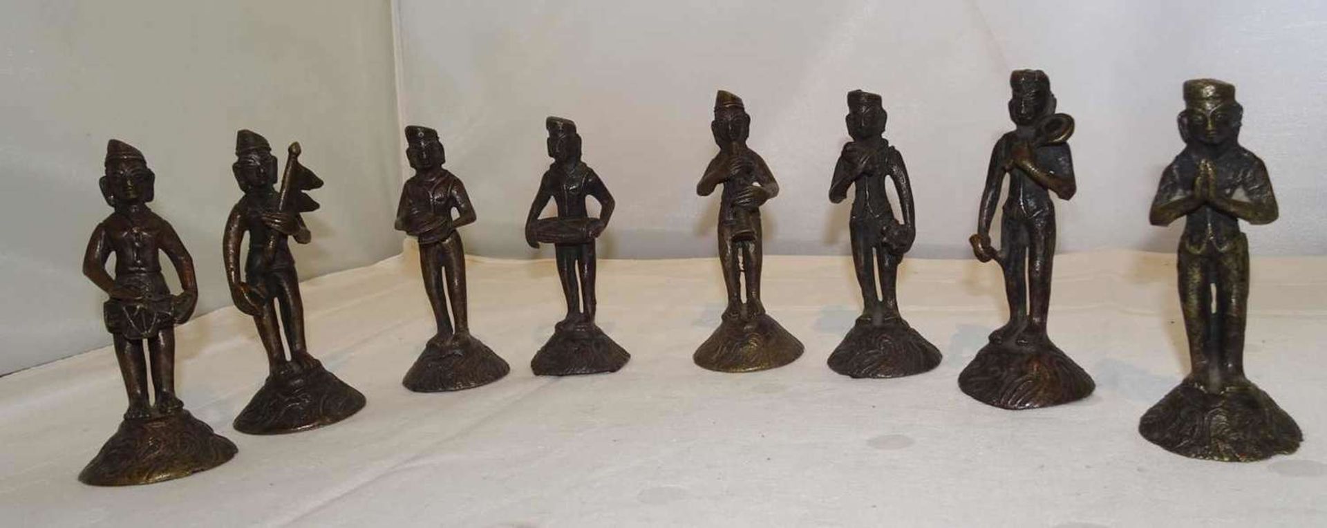 Lot Bronzefiguren Asien, insgesamt 8 Stück, Kapelle darstellend. Höhe ca. 9 cm.Lot of bronze figures