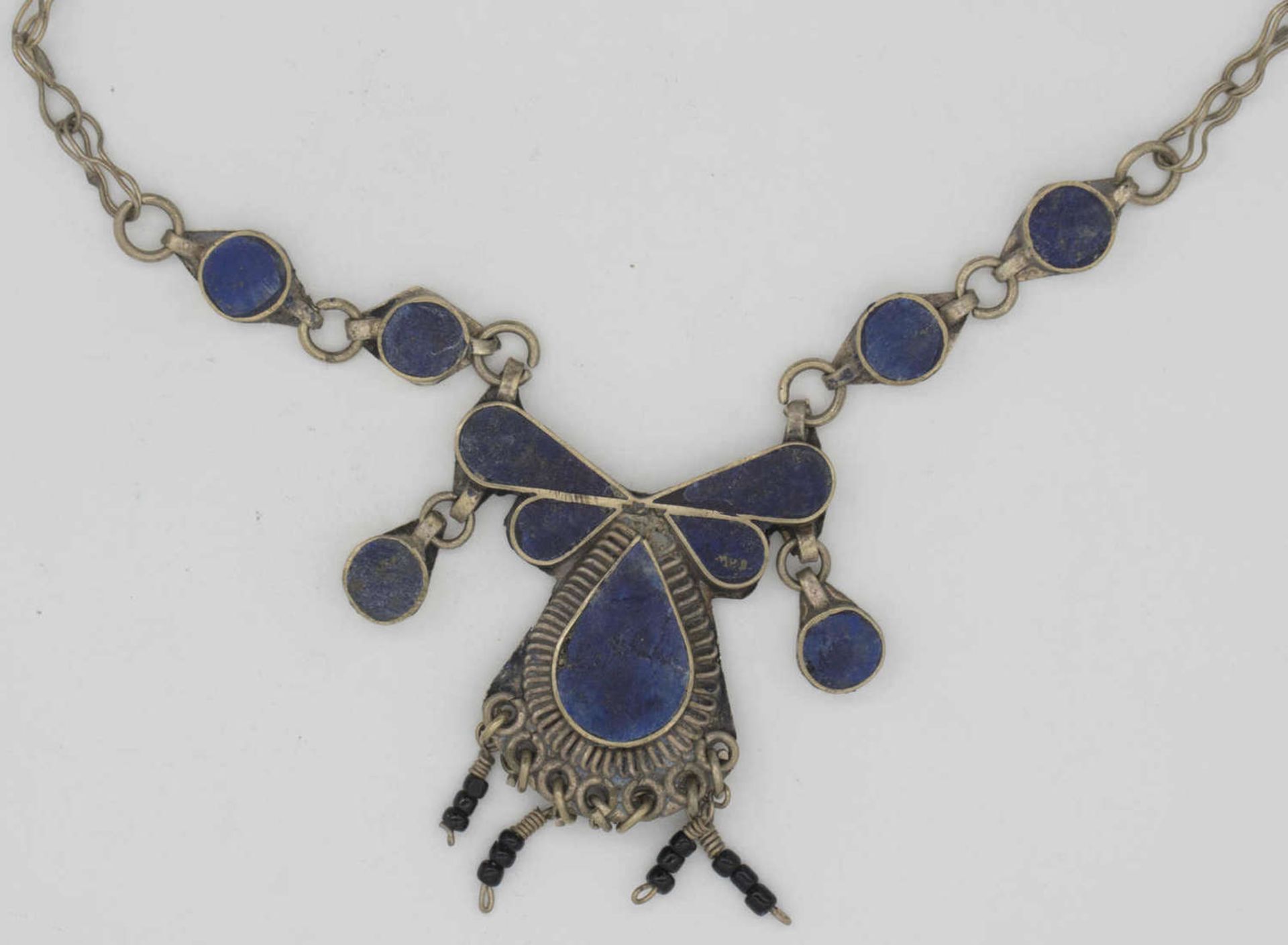 Collier mit Lapislazuli. Gewicht: ca. 23,5 g.