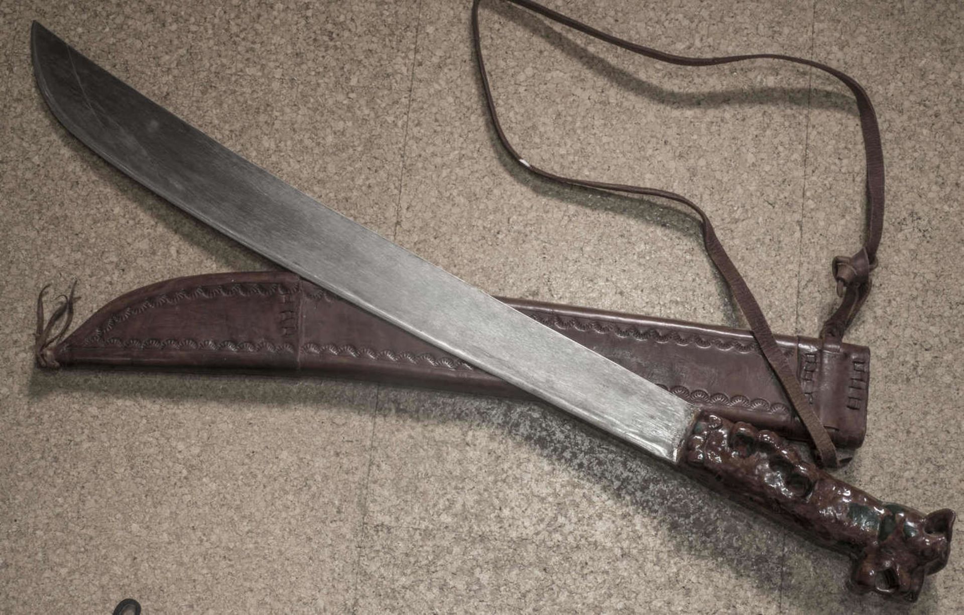 Machete, Kunstharzgriff in Form einer Raubkatze. Klinge eingeklebt. Klingenlänge: ca. 57 cm, Breite: