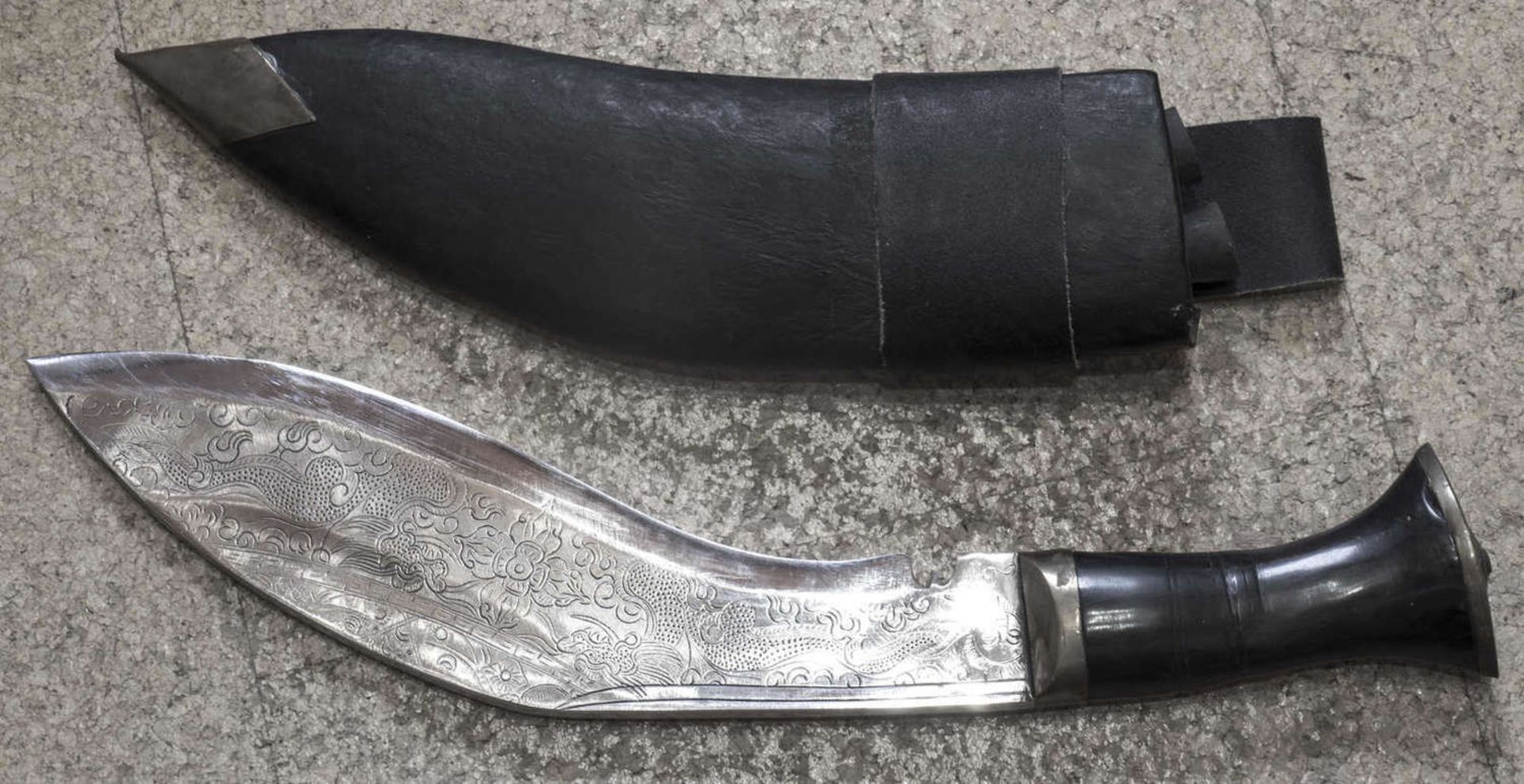 Indischer Krummdolch, Klinge fein ziseliert, Kolzscheide mit Lederüberzug mit zwei kleinen Messern